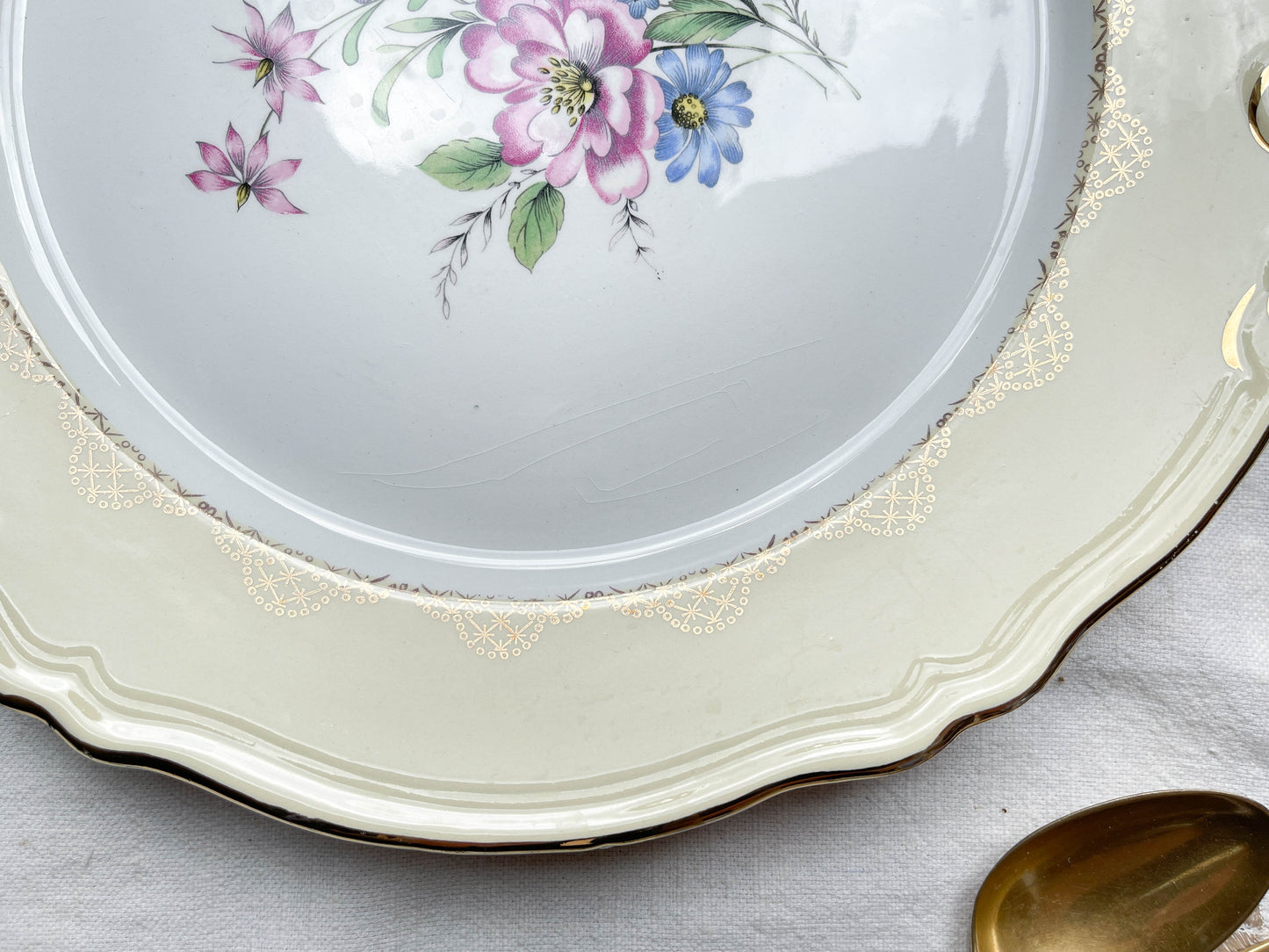 Plat à gâteau porcelaine vintage fleuri blanche jaune doré L'Amandinoise 38754 France 1950s