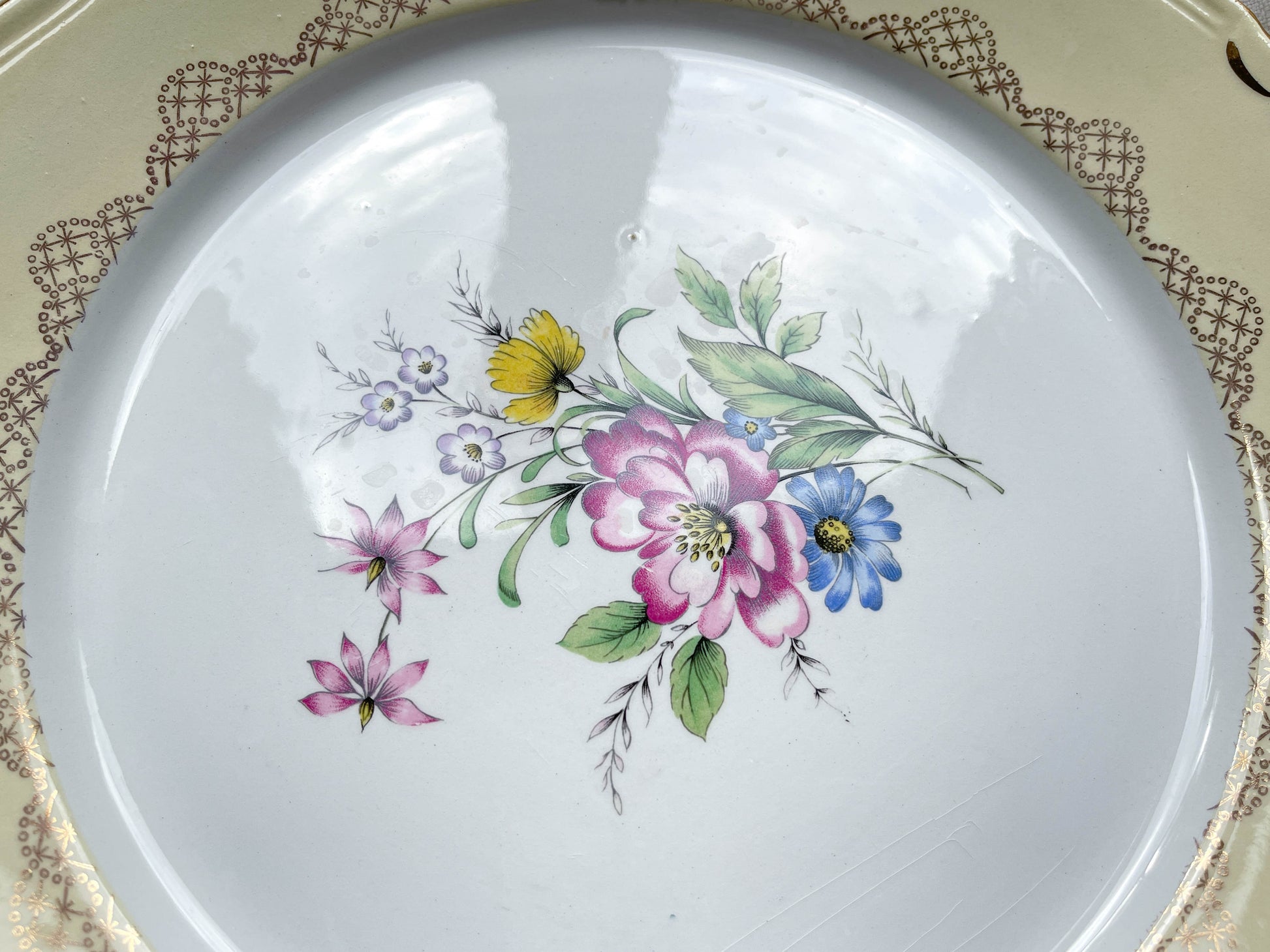 Plat à gâteau porcelaine vintage fleuri blanche jaune doré L'Amandinoise 38754 France 1950s