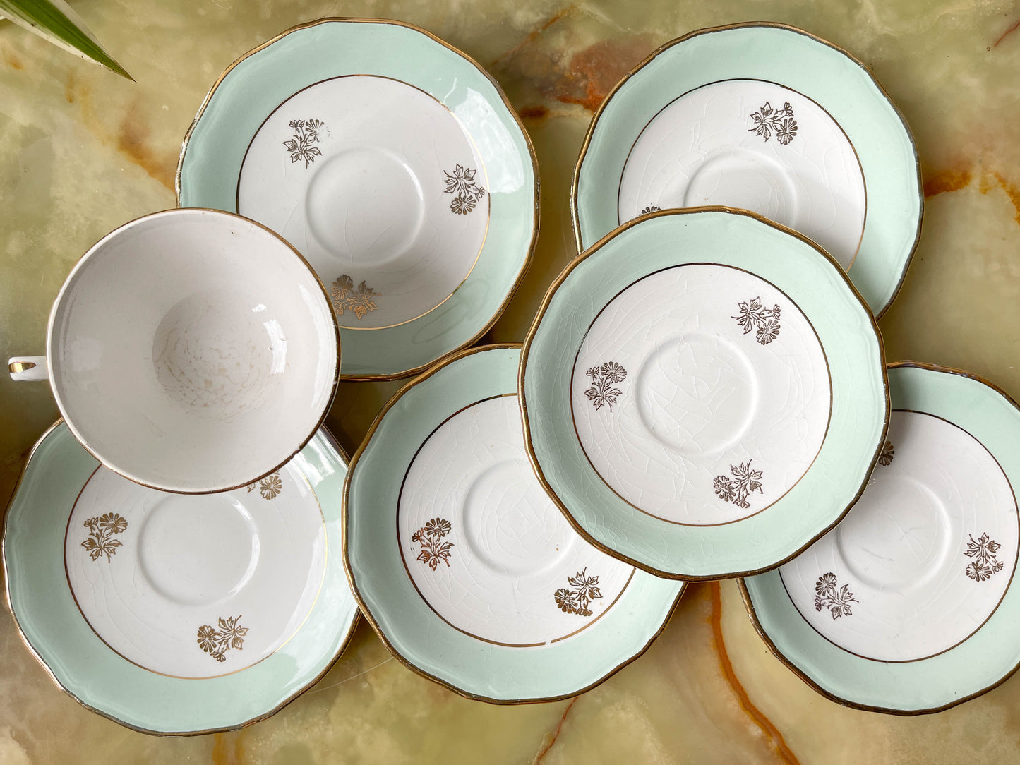 Service à thé/café vintage en porcelaine blanche verte doré L'Amandinoise