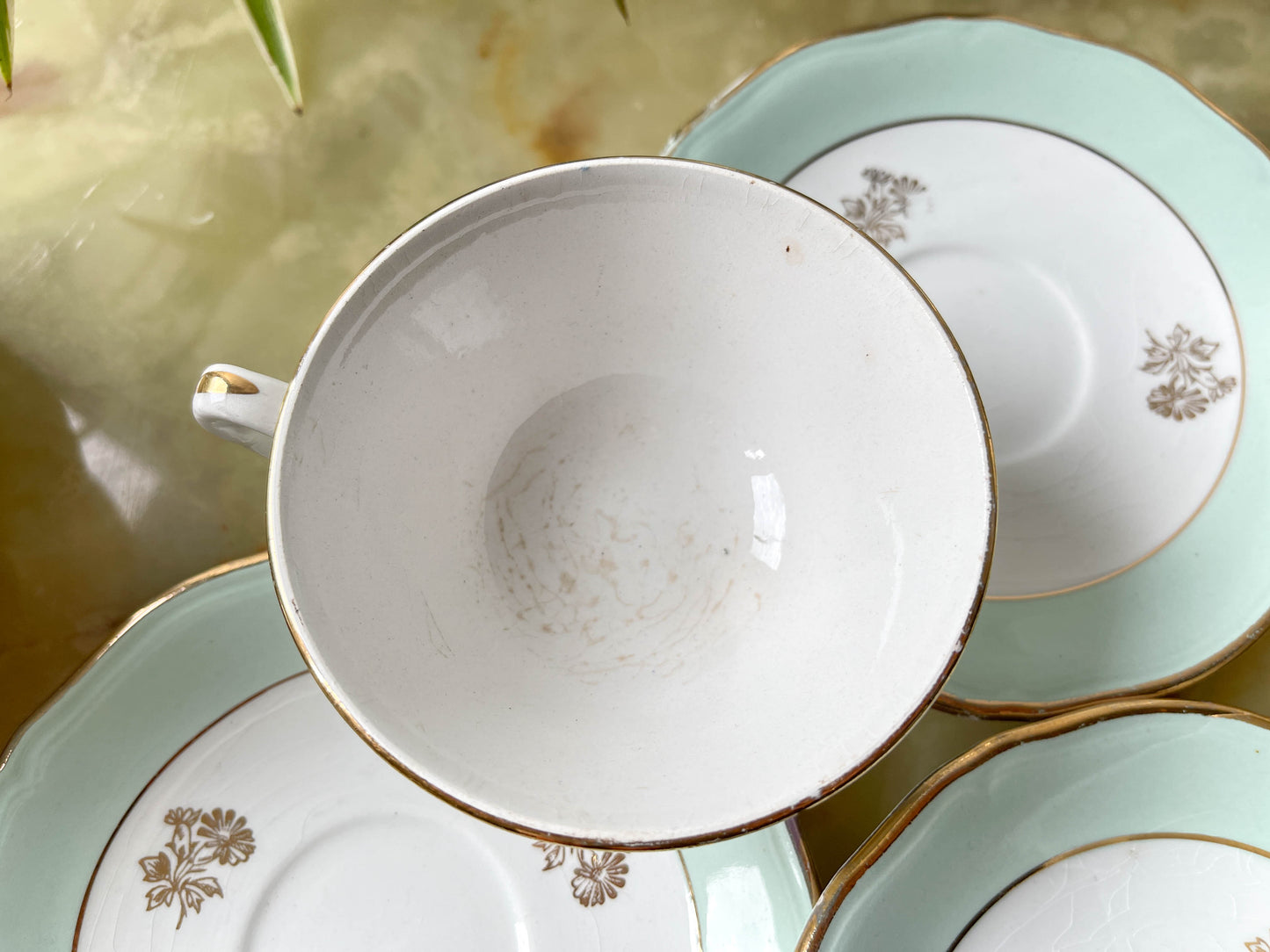 Service à thé/café vintage en porcelaine blanche verte doré L'Amandinoise