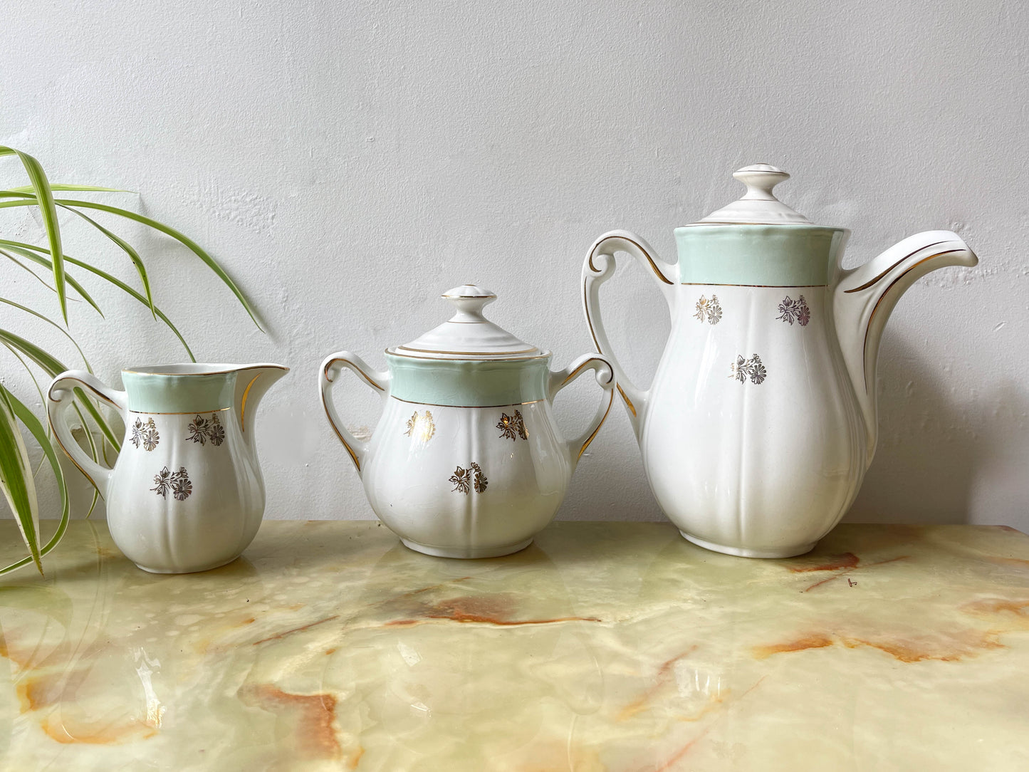 Service à thé/café vintage en porcelaine blanche verte doré L'Amandinoise