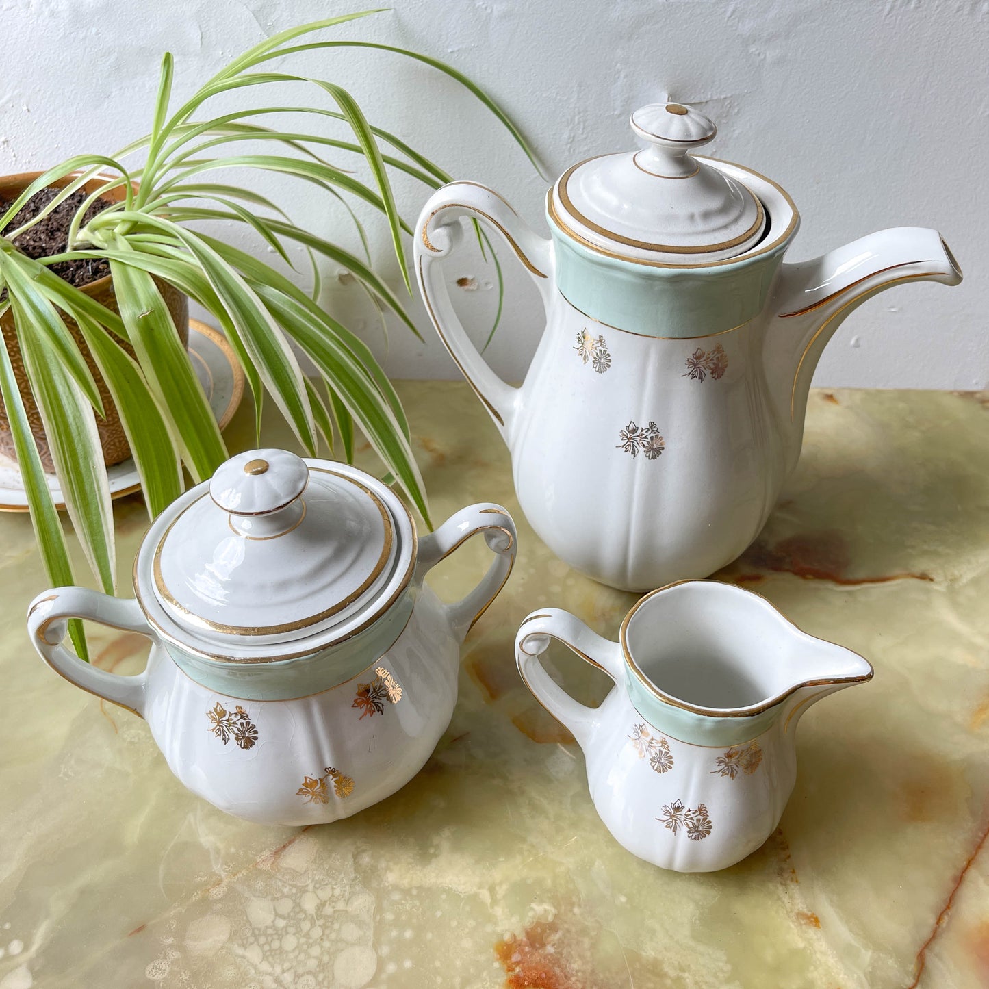 Service à thé/café vintage en porcelaine blanche verte doré L'Amandinoise