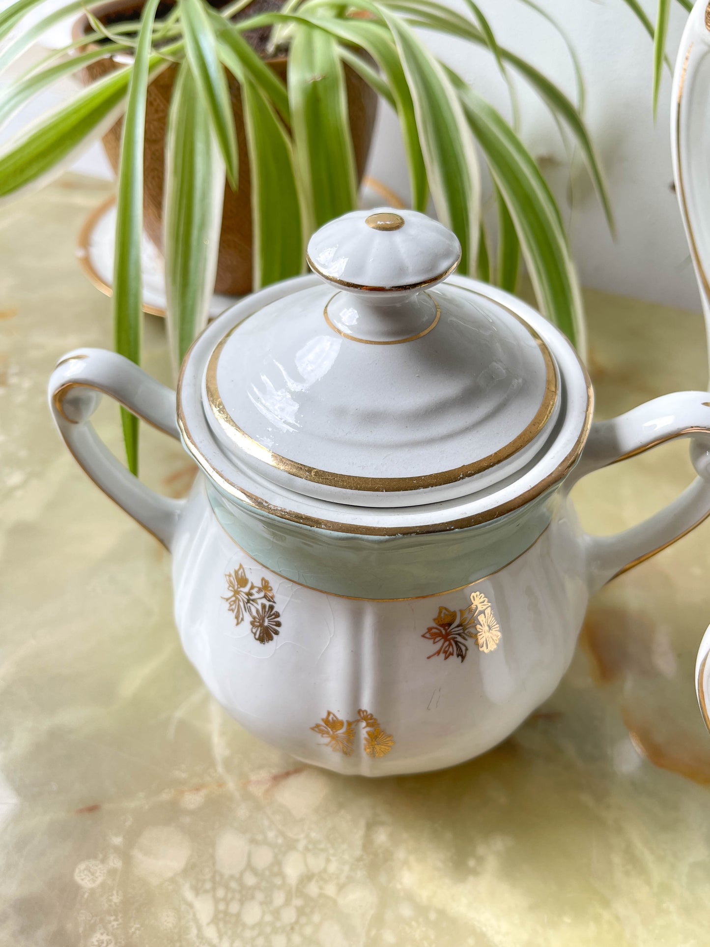 Service à thé/café vintage en porcelaine blanche verte doré L'Amandinoise