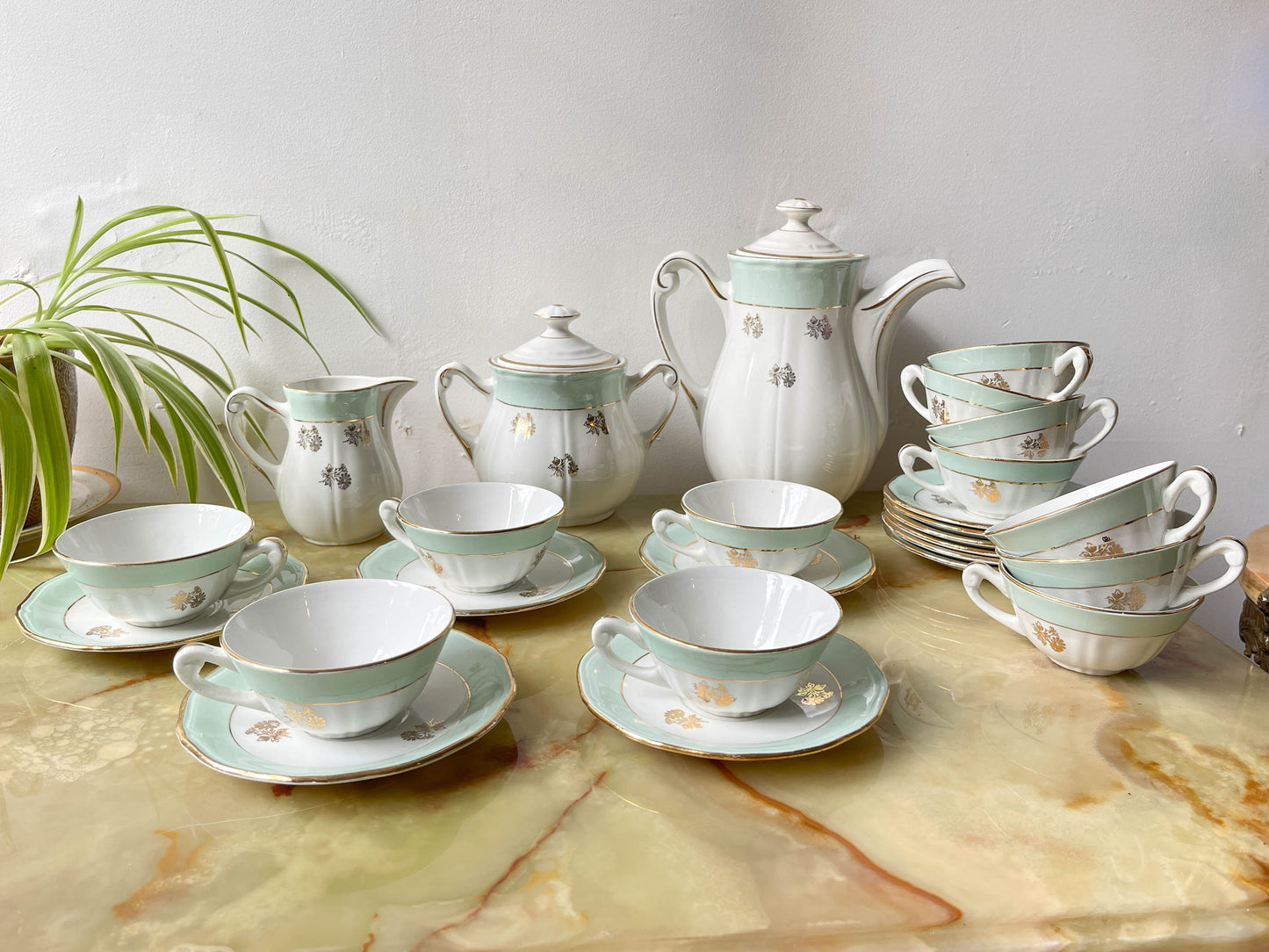 Service à thé/café vintage en porcelaine blanche verte doré L'Amandinoise