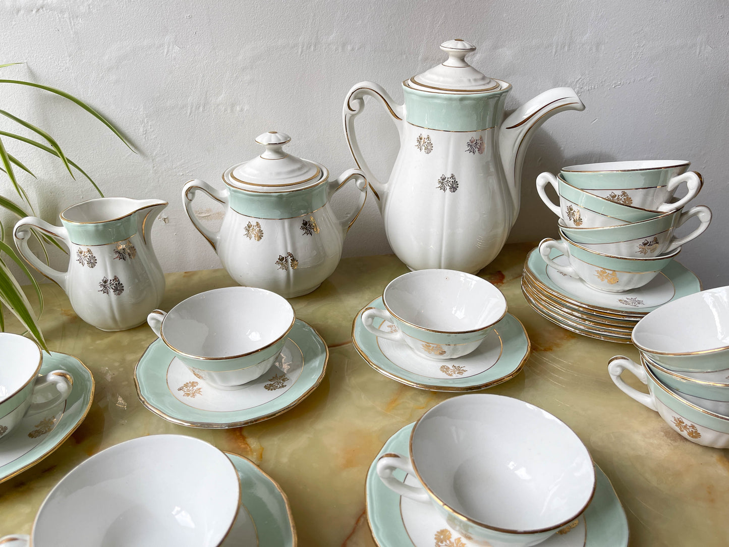 Service à thé/café vintage en porcelaine blanche verte doré L'Amandinoise