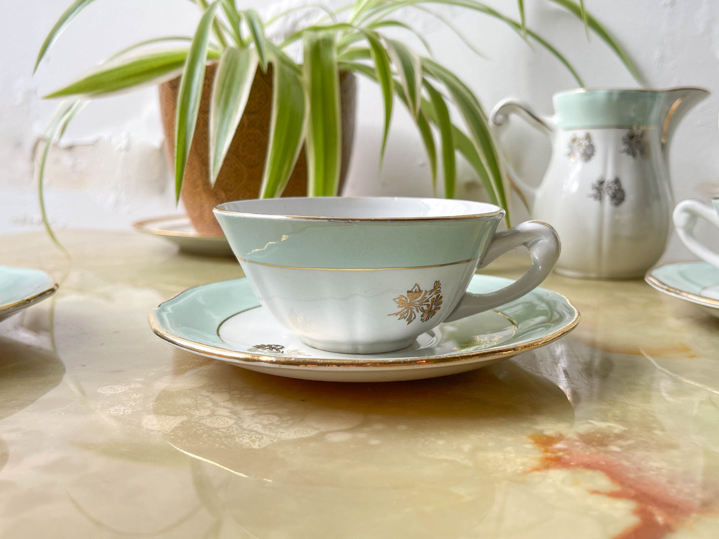 Service à thé/café vintage en porcelaine blanche verte doré L'Amandinoise