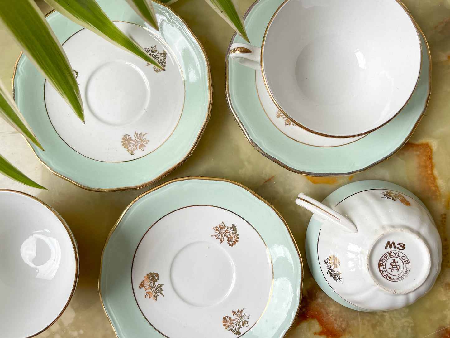 Service à thé/café vintage en porcelaine blanche verte doré L'Amandinoise