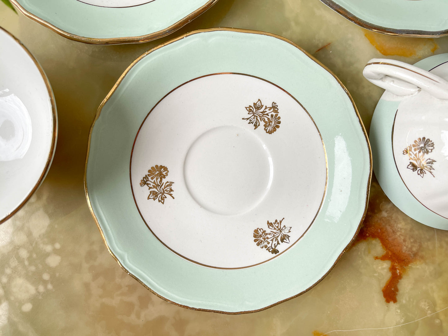 Service à thé/café vintage en porcelaine blanche verte doré L'Amandinoise