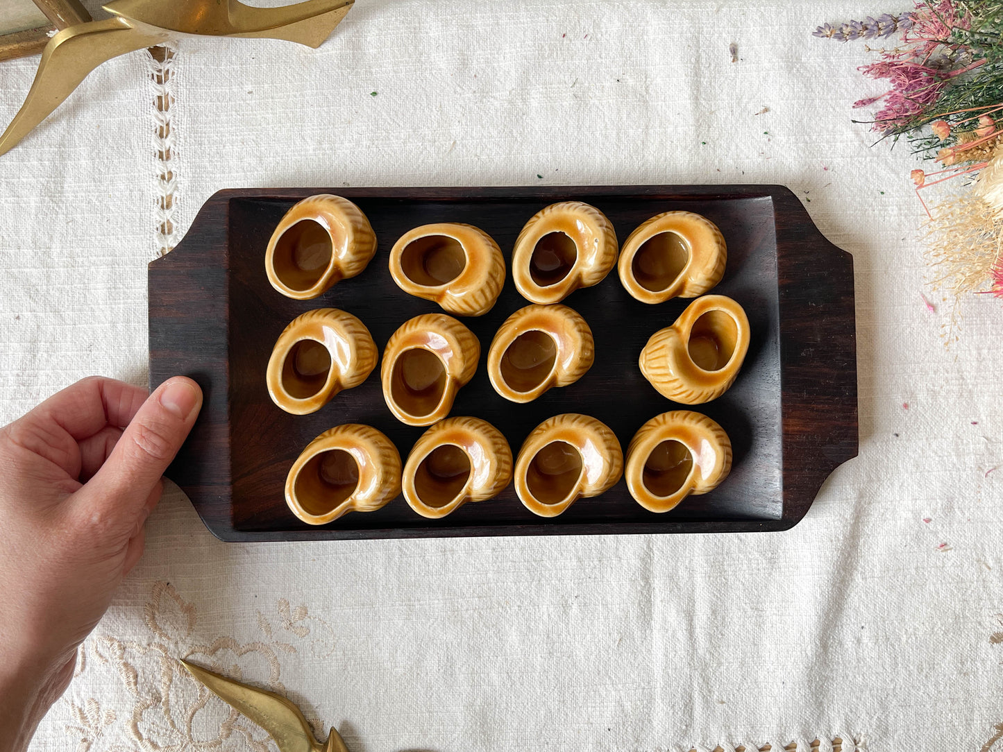 Coquilles à escargot en céramique vintage Made in France et plateau en acajou style scandinave