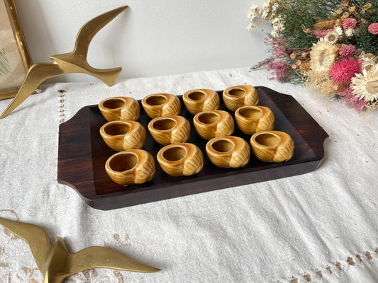 Coquilles à escargot en céramique vintage Made in France et plateau en acajou style scandinave