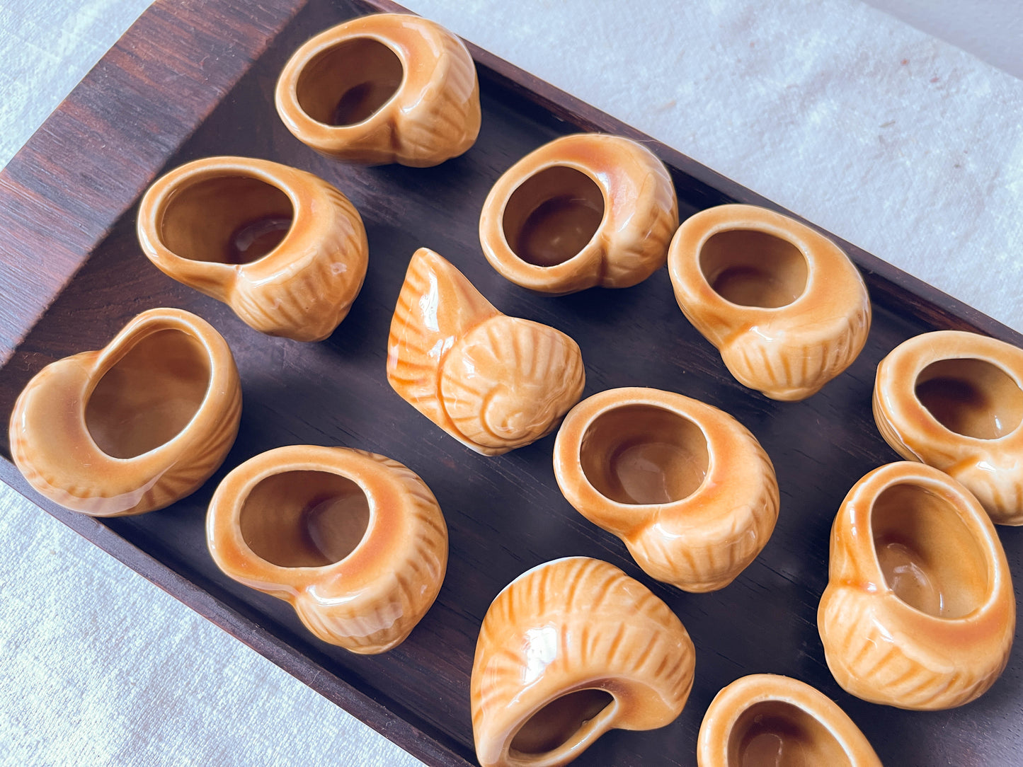 Coquilles à escargot en céramique vintage Made in France et plateau en acajou style scandinave