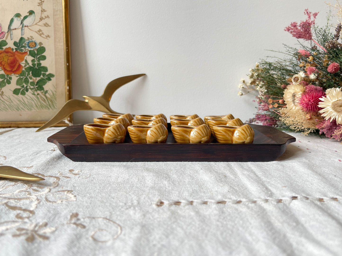 Coquilles à escargot en céramique vintage Made in France et plateau en acajou style scandinave
