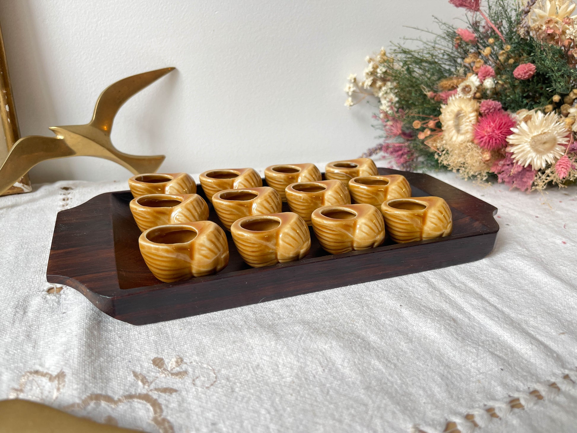 Coquilles à escargot en céramique vintage Made in France et plateau en acajou style scandinave