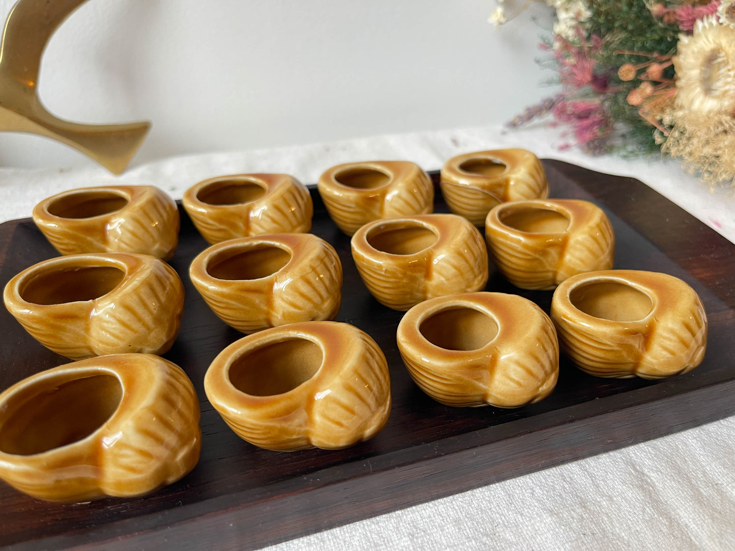Coquilles à escargot en céramique vintage Made in France et plateau en acajou style scandinave