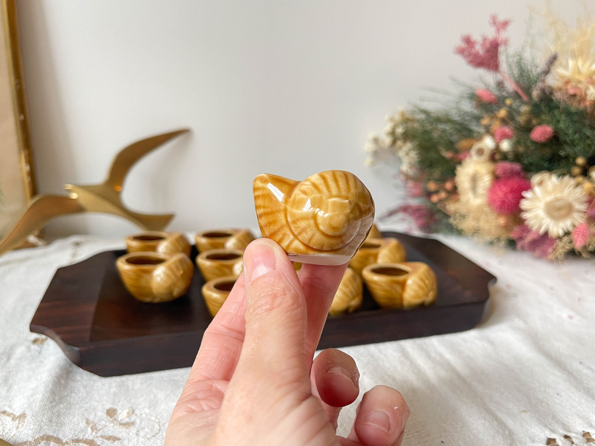 Coquilles à escargot en céramique vintage Made in France et plateau en acajou style scandinave