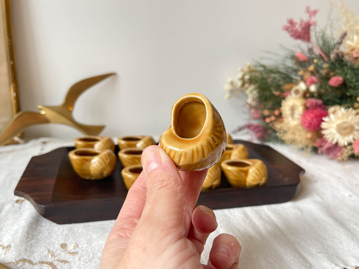 Coquilles à escargot en céramique vintage Made in France et plateau en acajou style scandinave