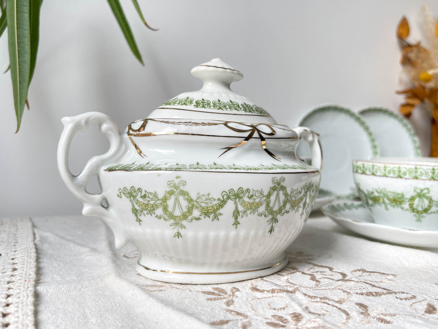 Service à thé/café vintage en porcelaine blanche verte doré XIXème