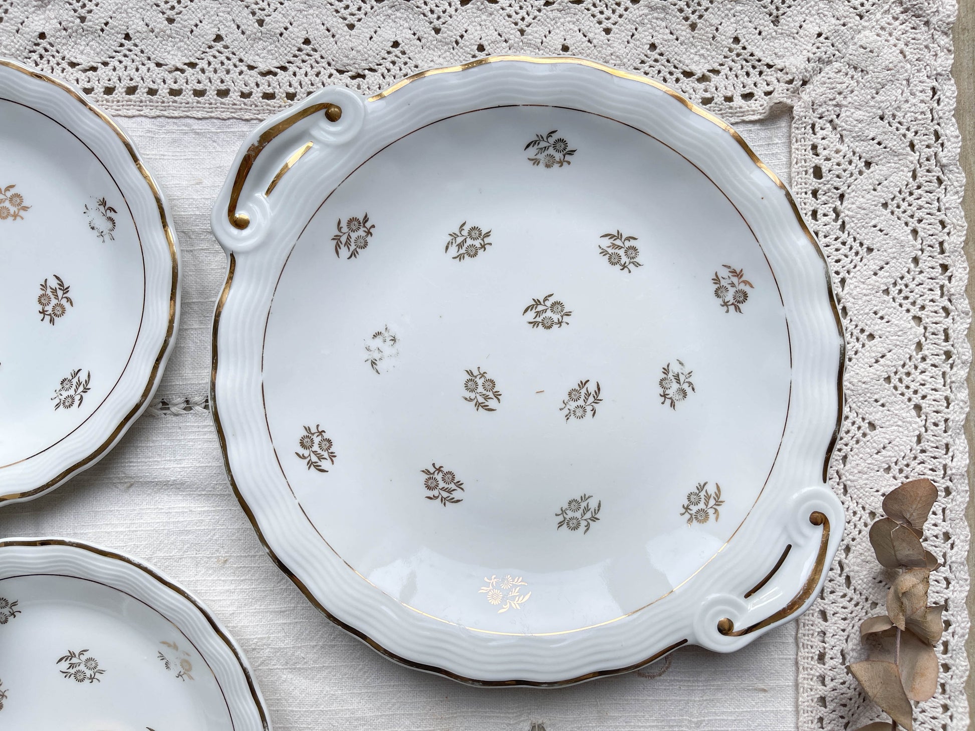 Service à dessert vintage en porcelaine fleurie blanche dorée LIMOGES ULIM