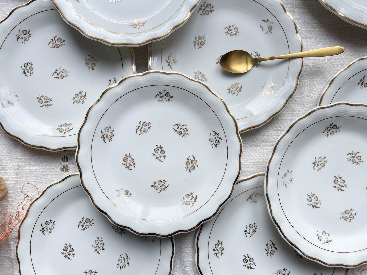 Service à dessert vintage en porcelaine fleurie blanche dorée LIMOGES ULIMService à dessert vintage en porcelaine fleurie blanche dorée LIMOGES ULIM