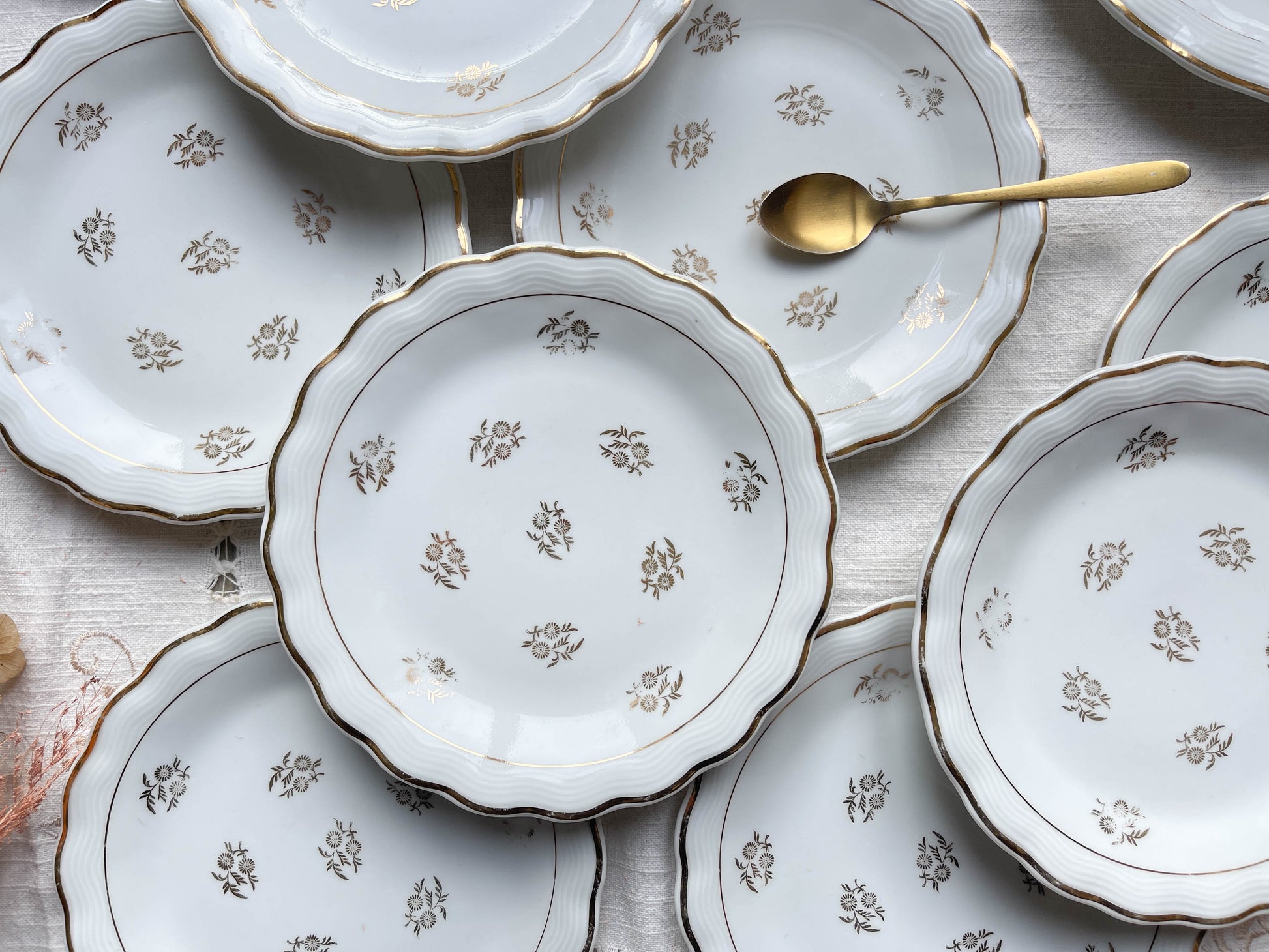 Service à dessert vintage en porcelaine fleurie blanche dorée LIMOGES ULIMService à dessert vintage en porcelaine fleurie blanche dorée LIMOGES ULIM