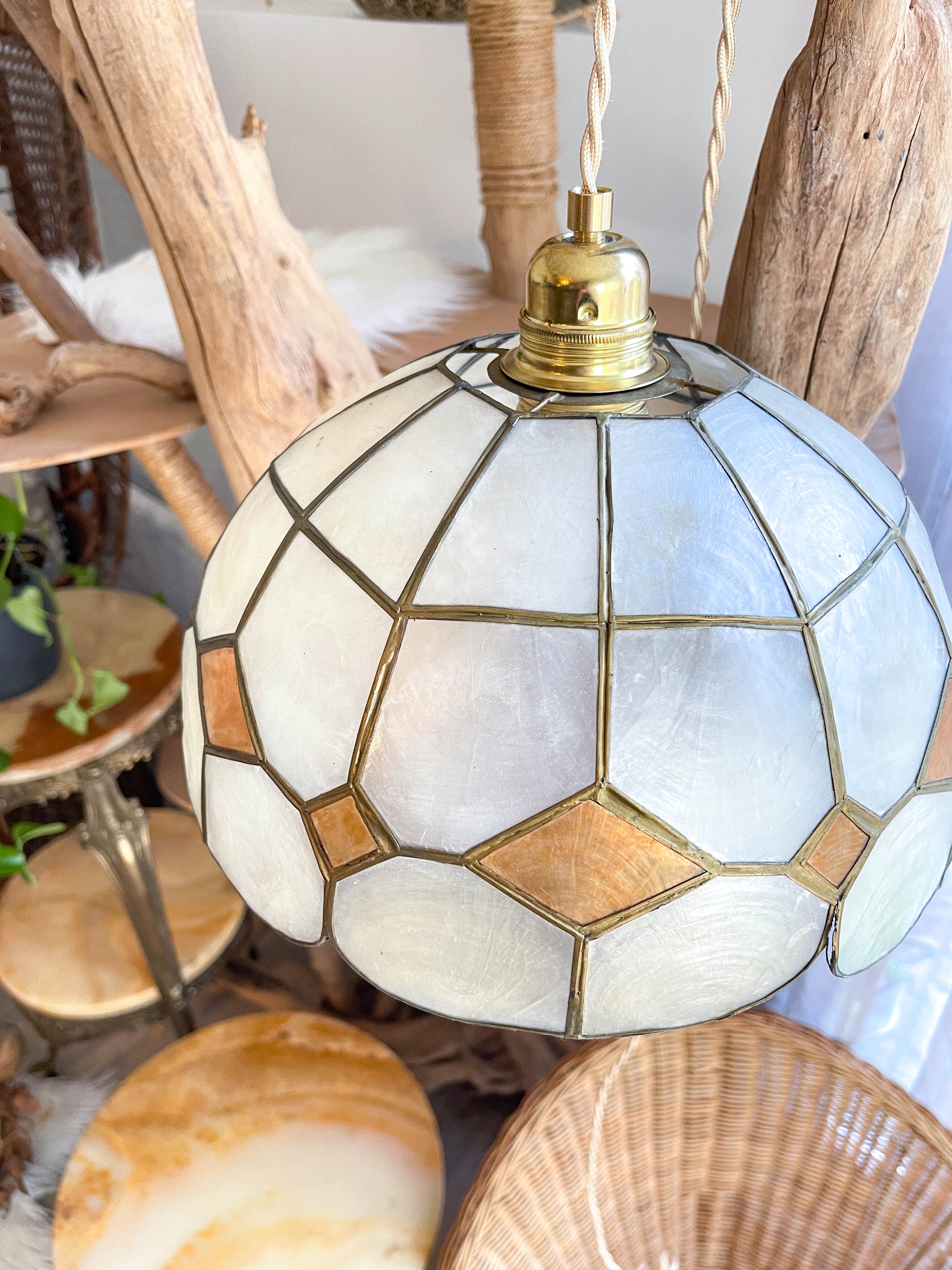 Suspension vintage nacre et laiton vintage 1970