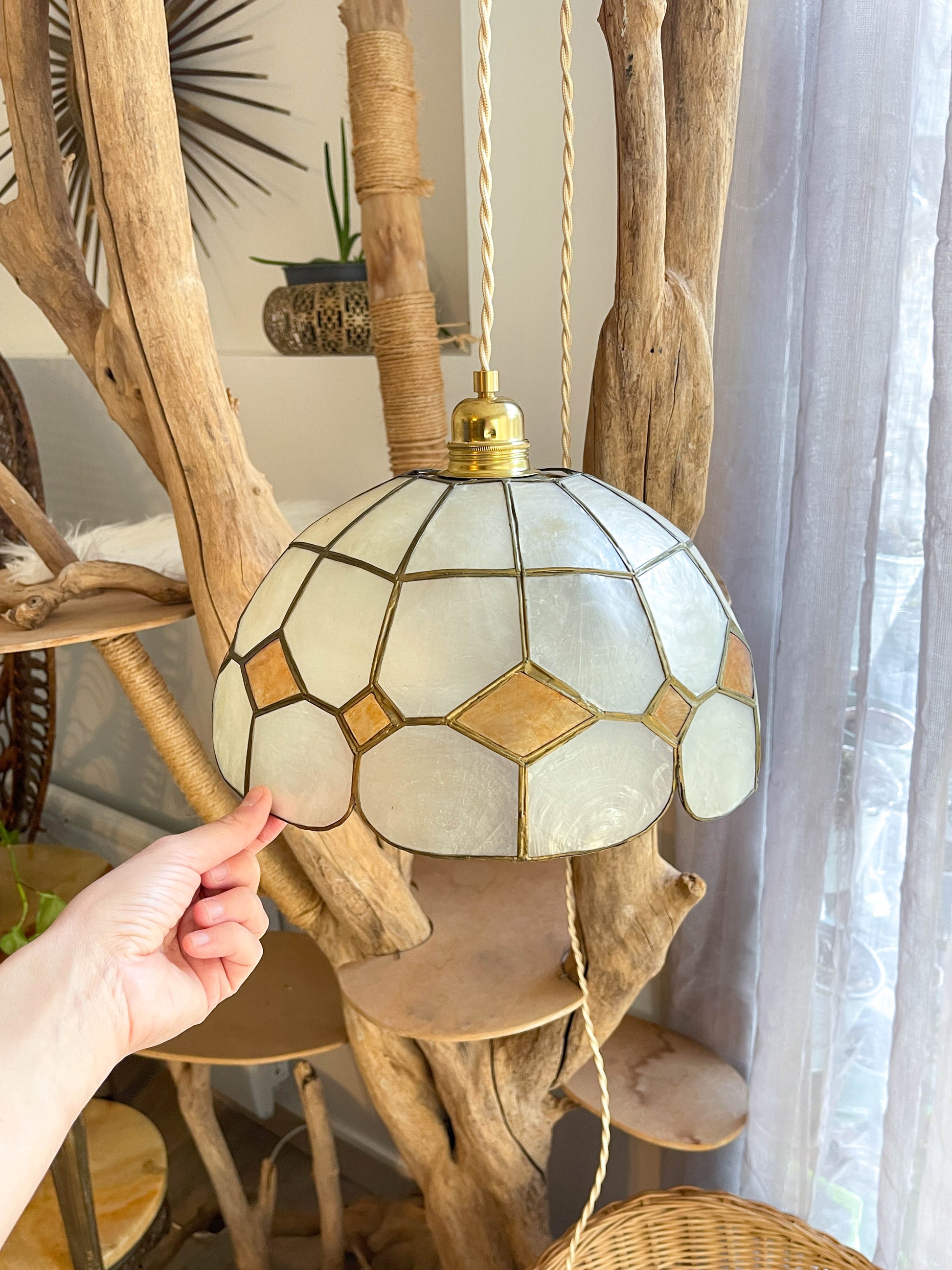 Suspension vintage nacre et laiton vintage 1970