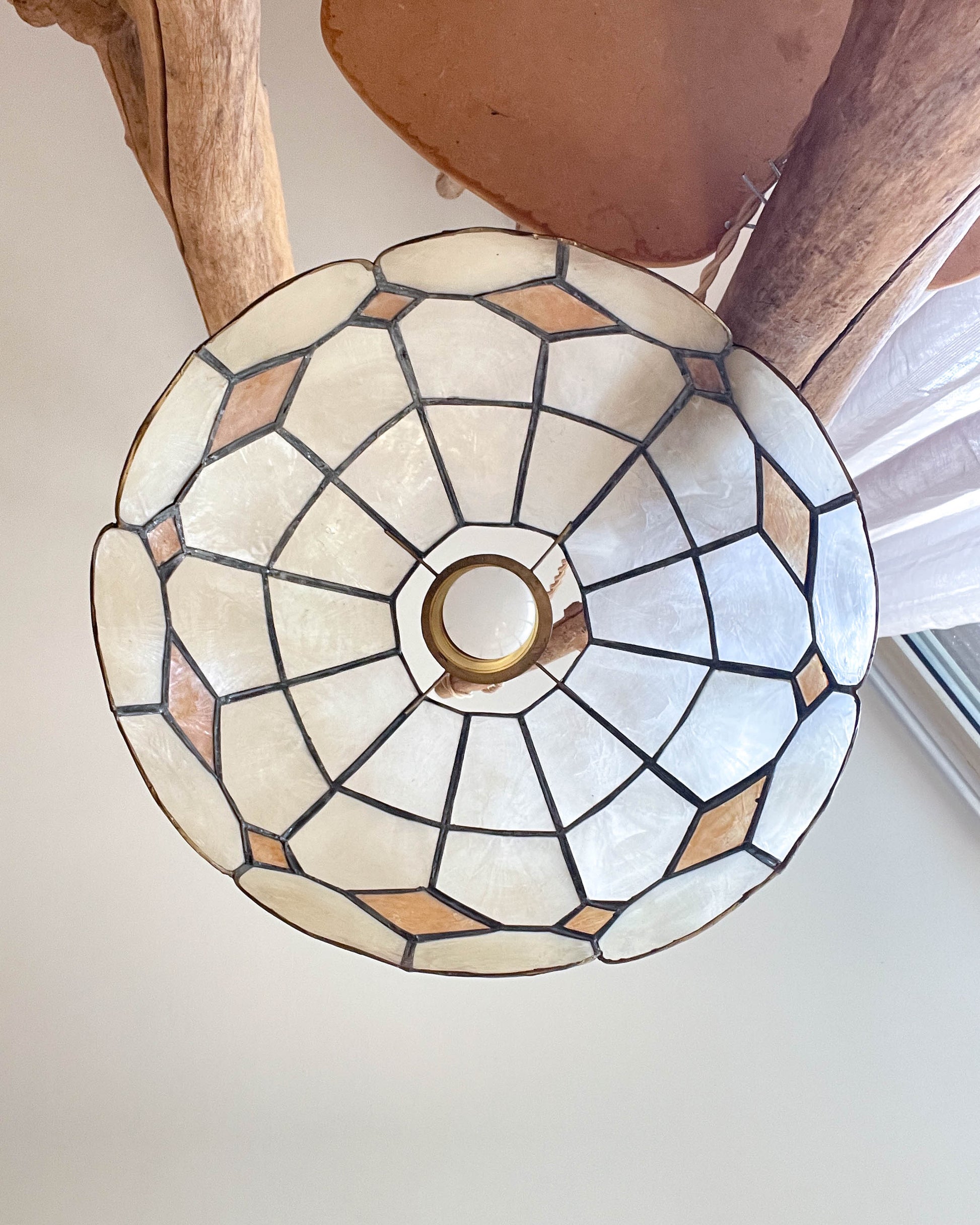 Suspension vintage nacre et laiton vintage 1970