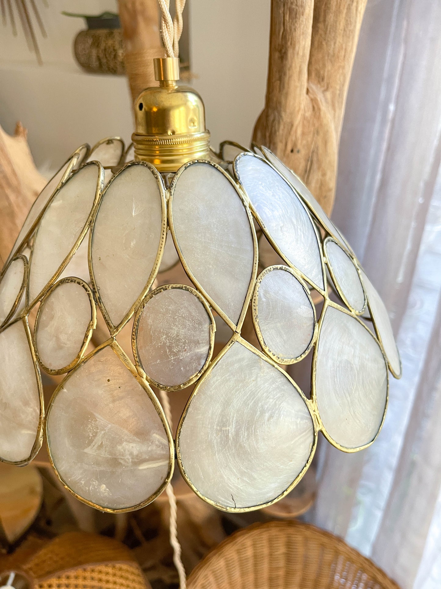Suspension vintage nacre et laiton vintage 1970