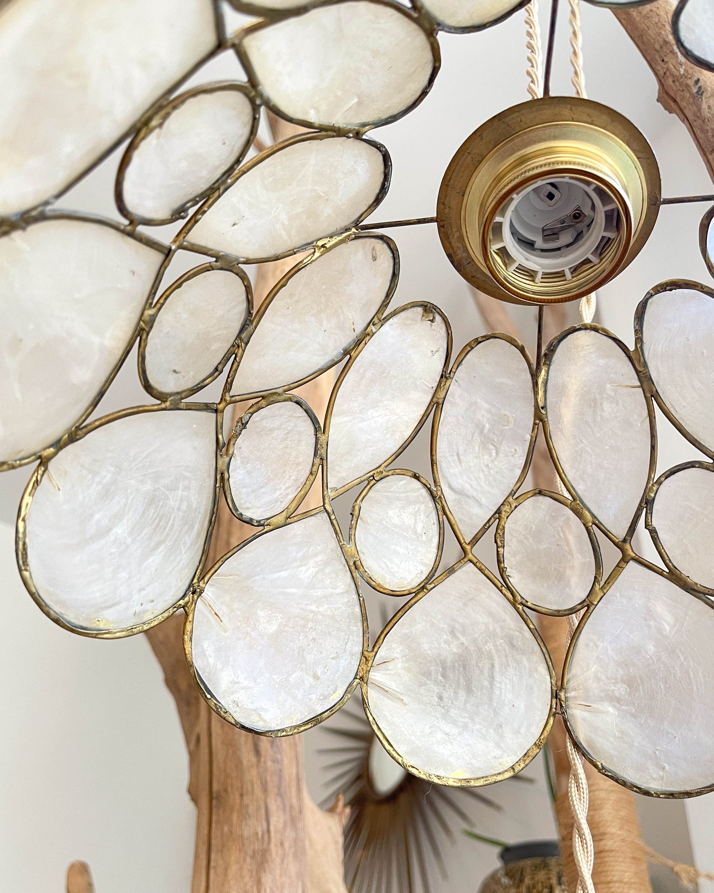 Suspension vintage nacre et laiton vintage 1970