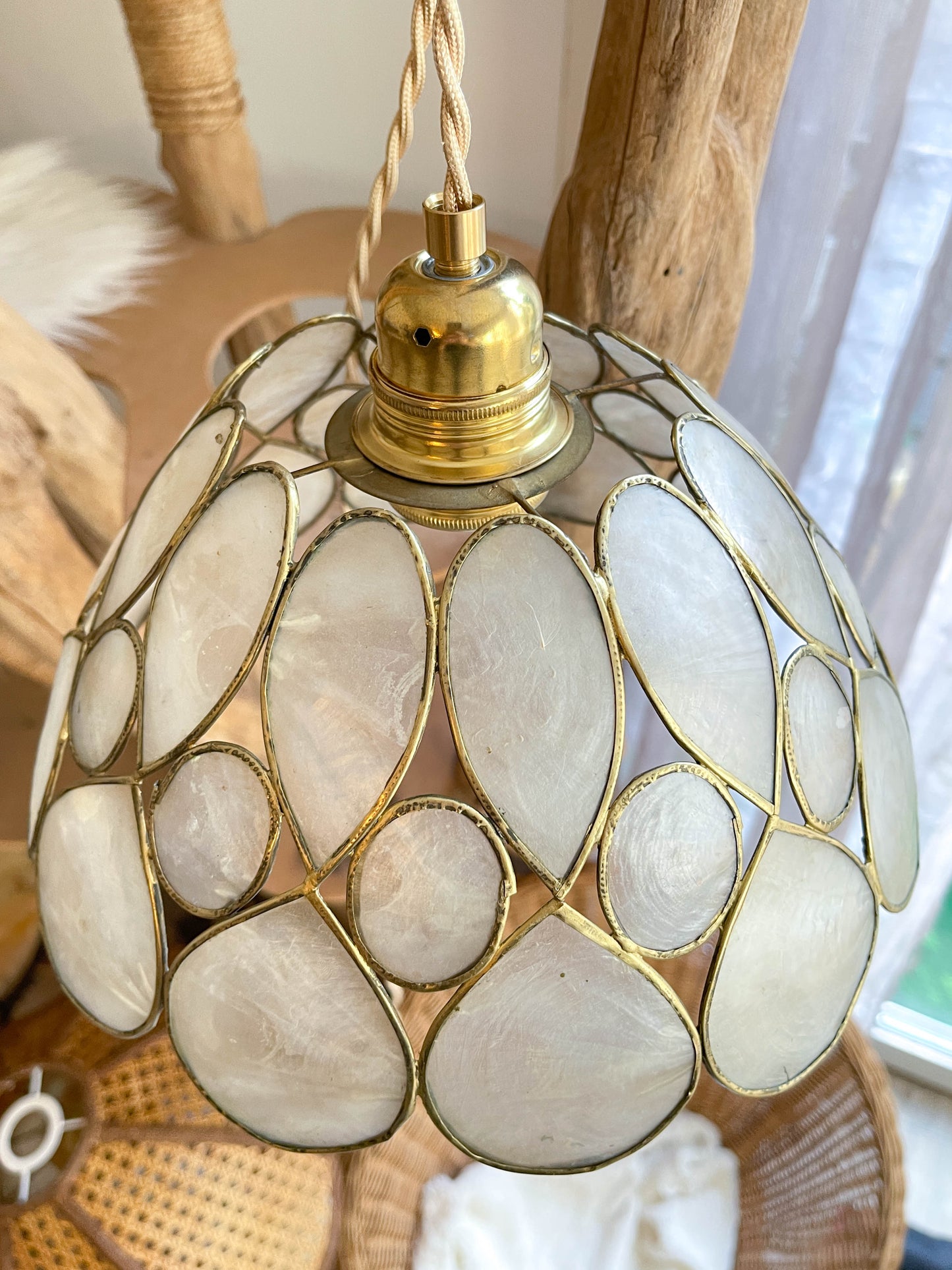 Suspension vintage nacre et laiton vintage 1970