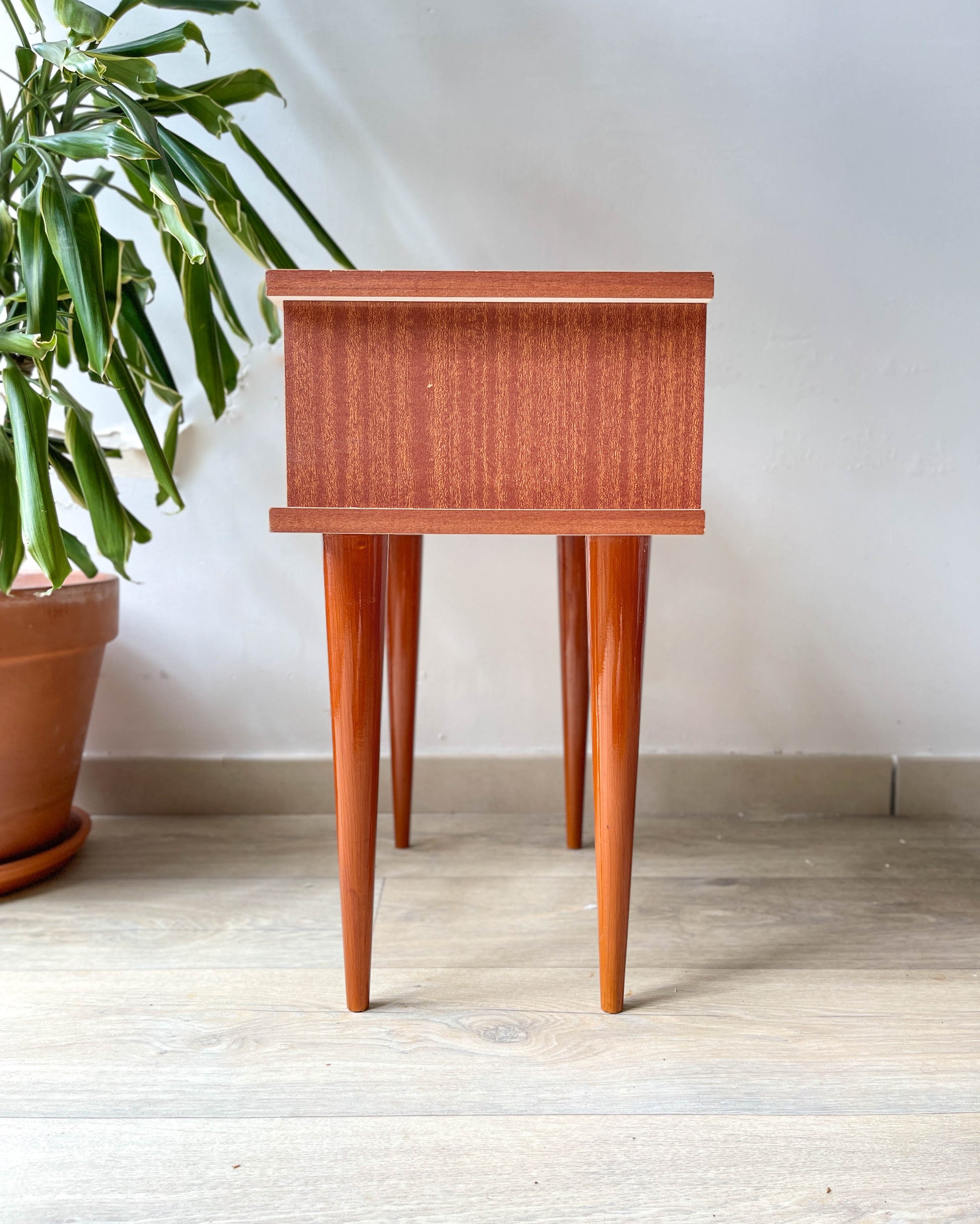 Table-de-chevet-vintage-style-scandinave
