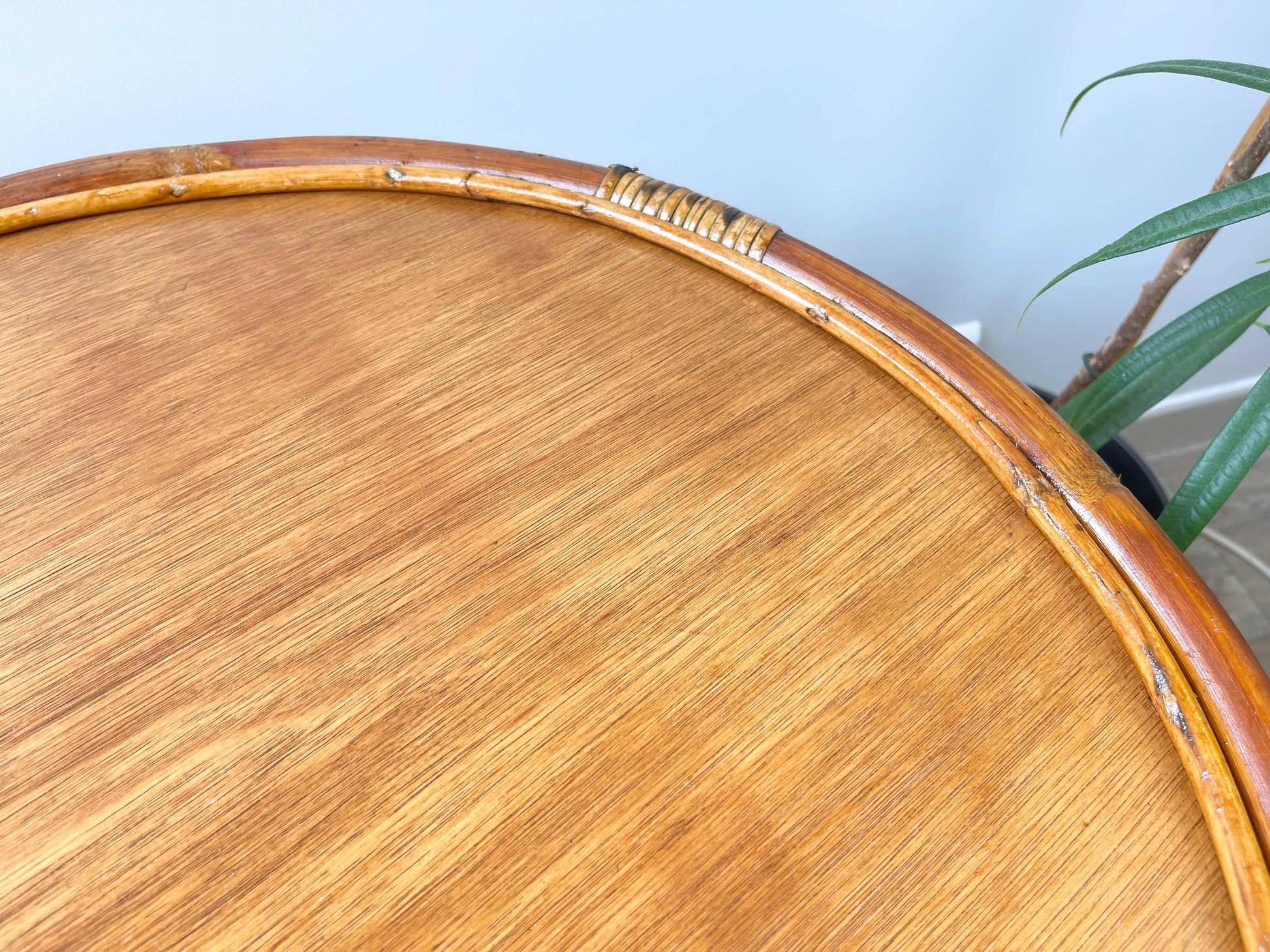 Table basse ronde rotin vintage 1970