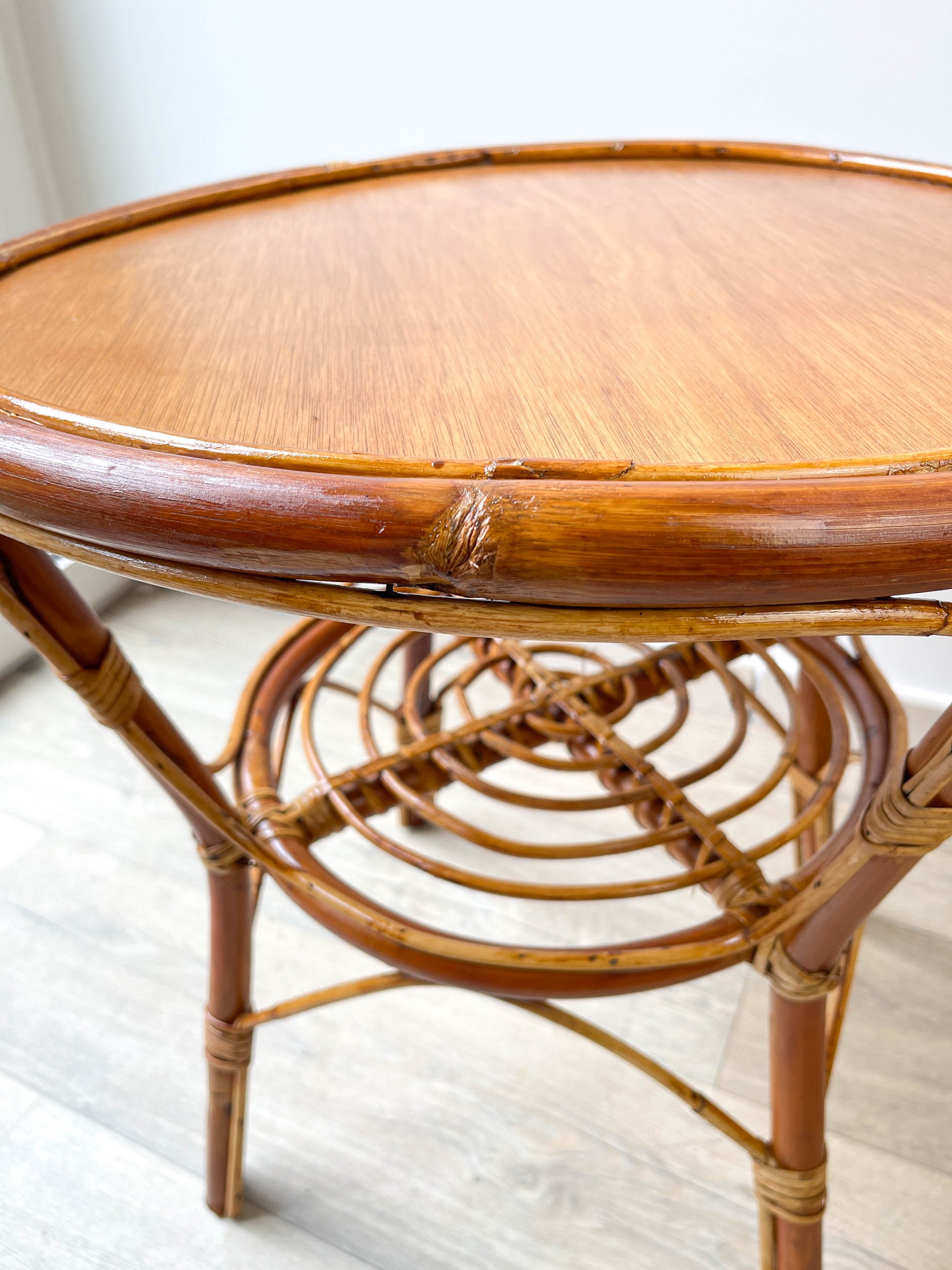Table basse ronde rotin vintage 1970