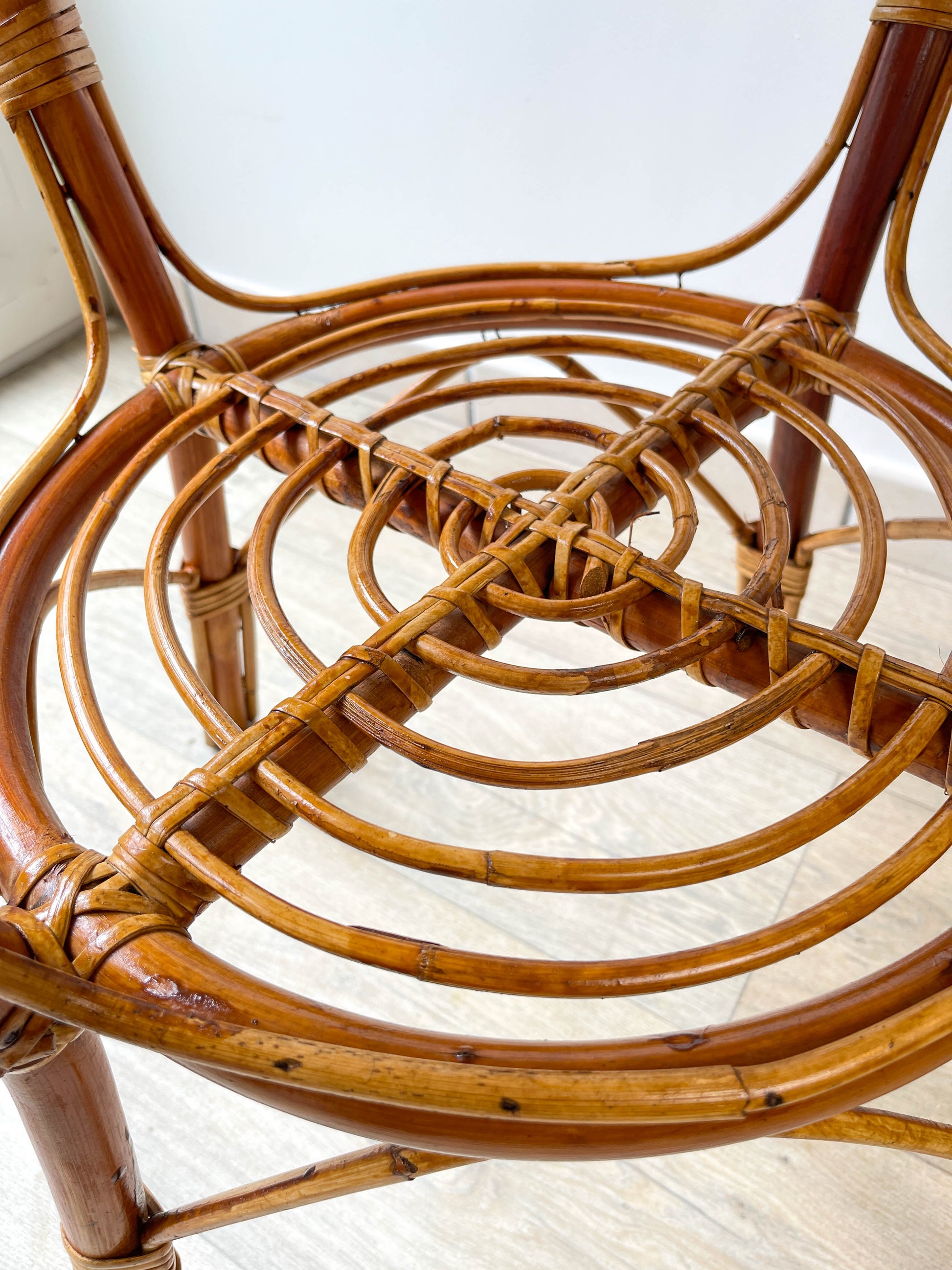 Table basse ronde rotin vintage 1970