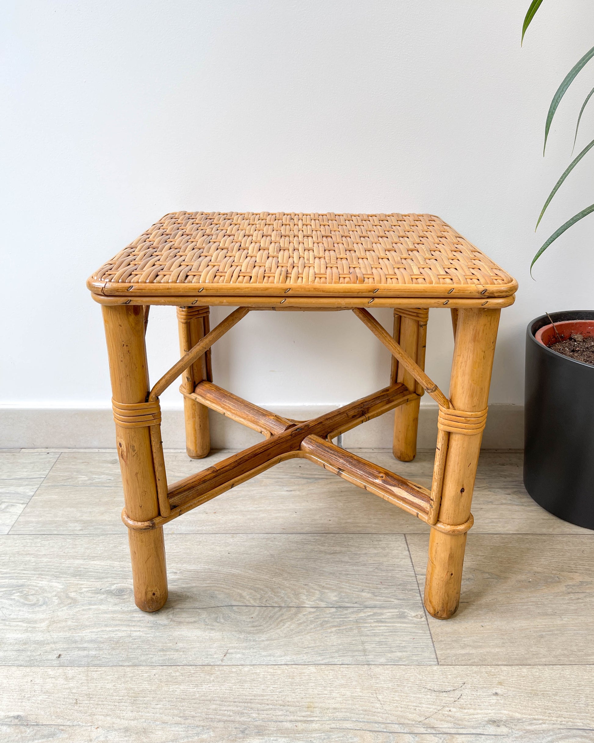 Table d'appoint rotin vintage 1970