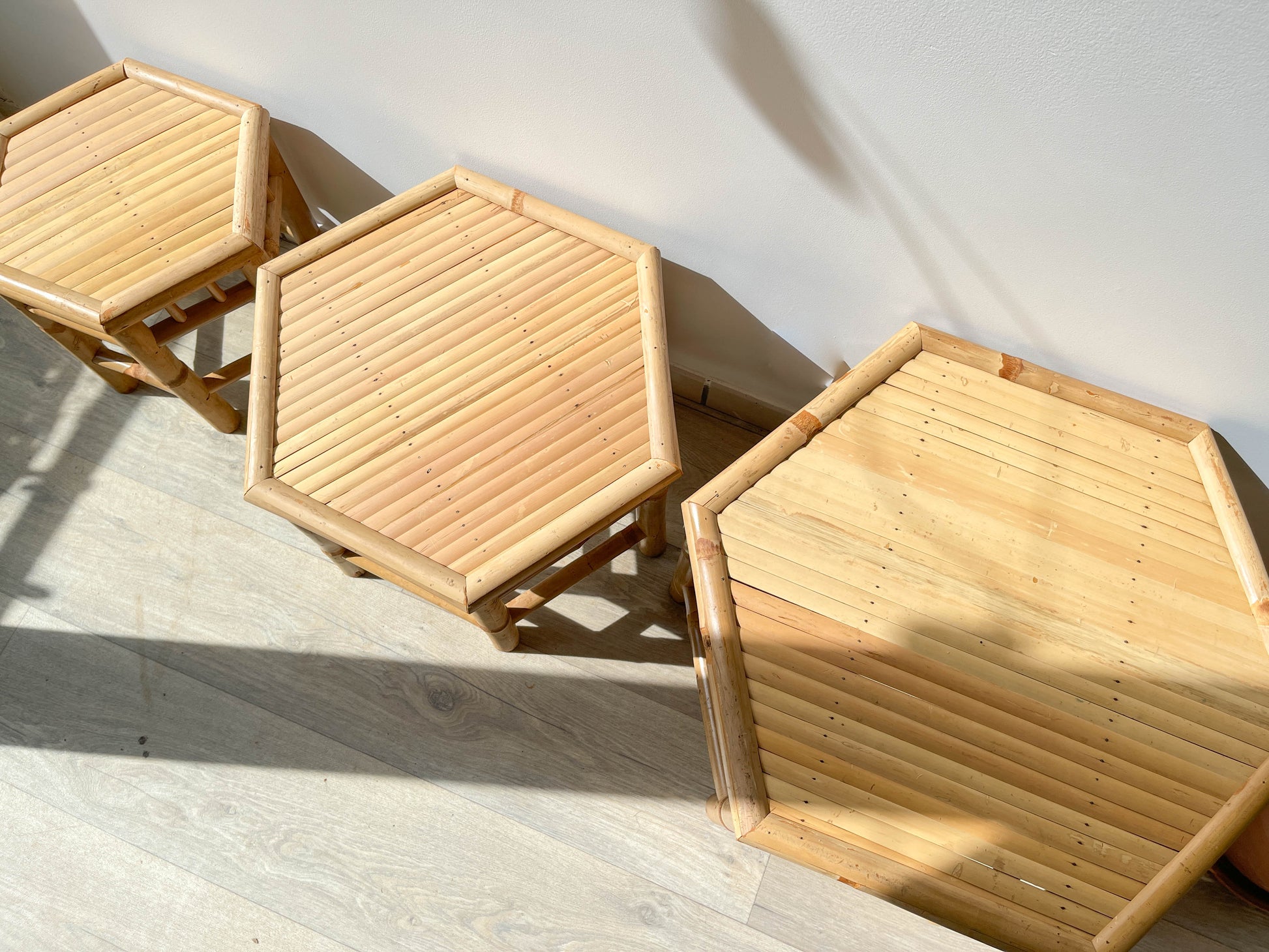 3 Tables basses gigognes Hexagonal en bambou vintage, 1970