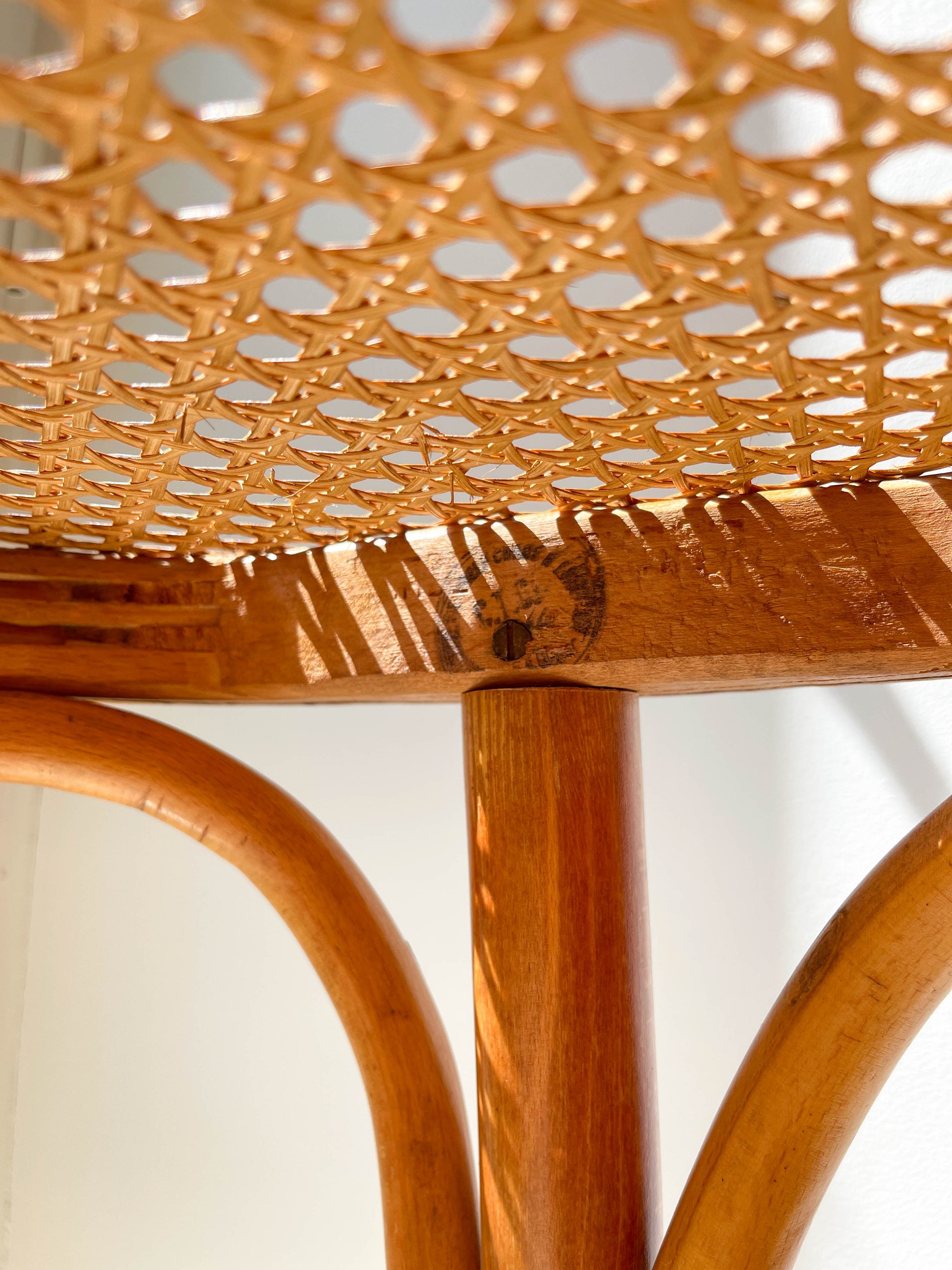Tabouret de bar en bois courbé et cannage style Thonet, 1950