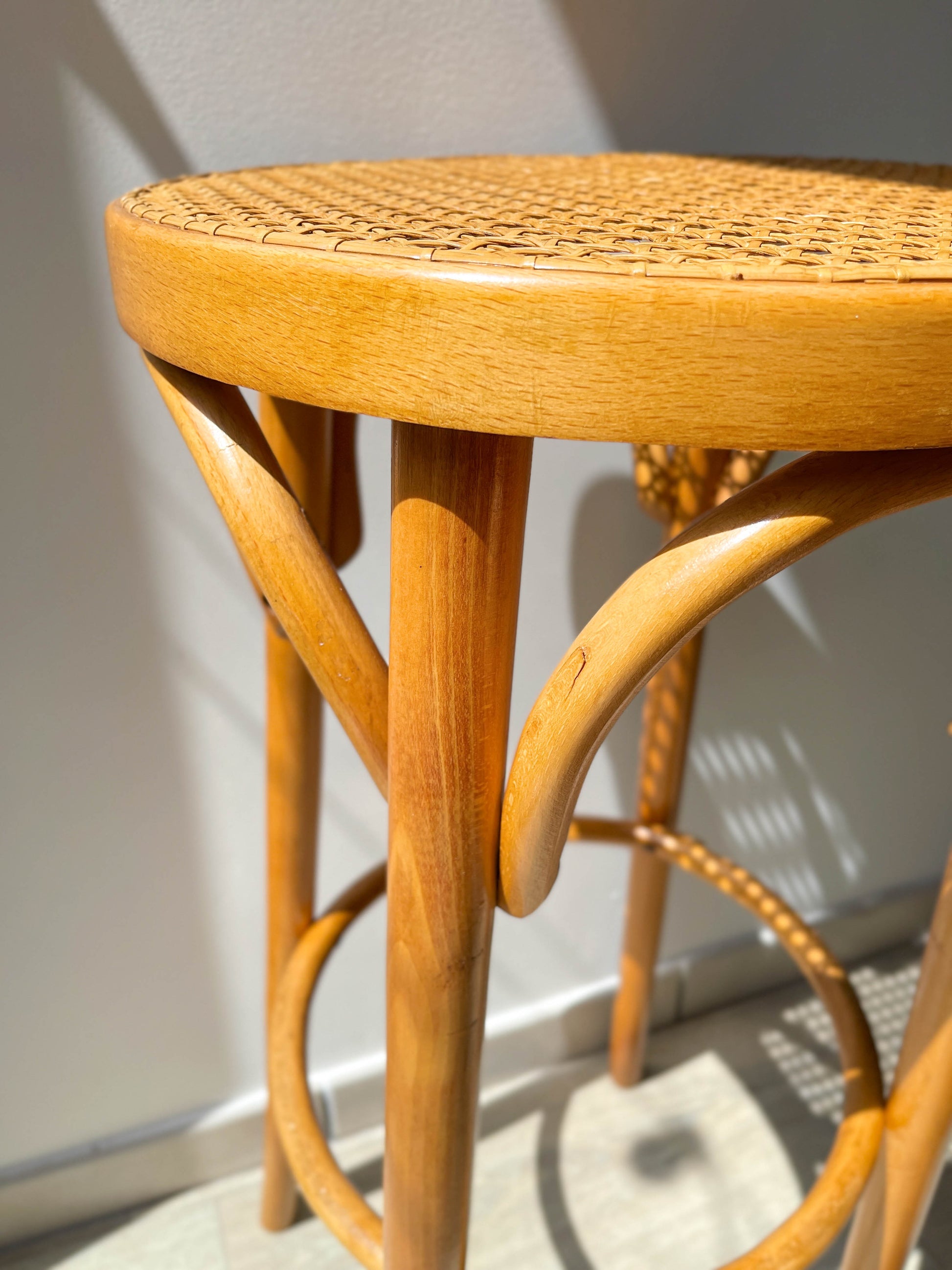 Tabouret de bar en bois courbé et cannage style Thonet, 1950