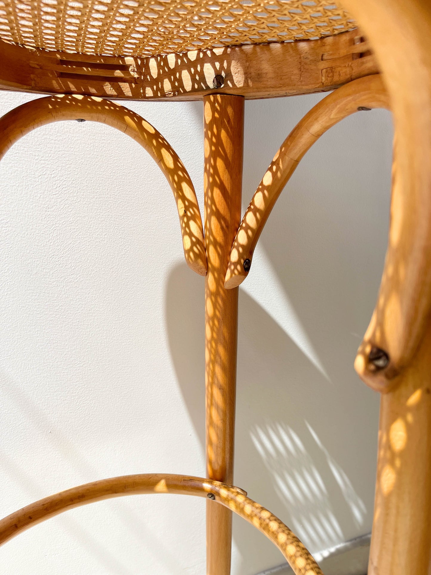 Tabouret de bar en bois courbé et cannage style Thonet, 1950