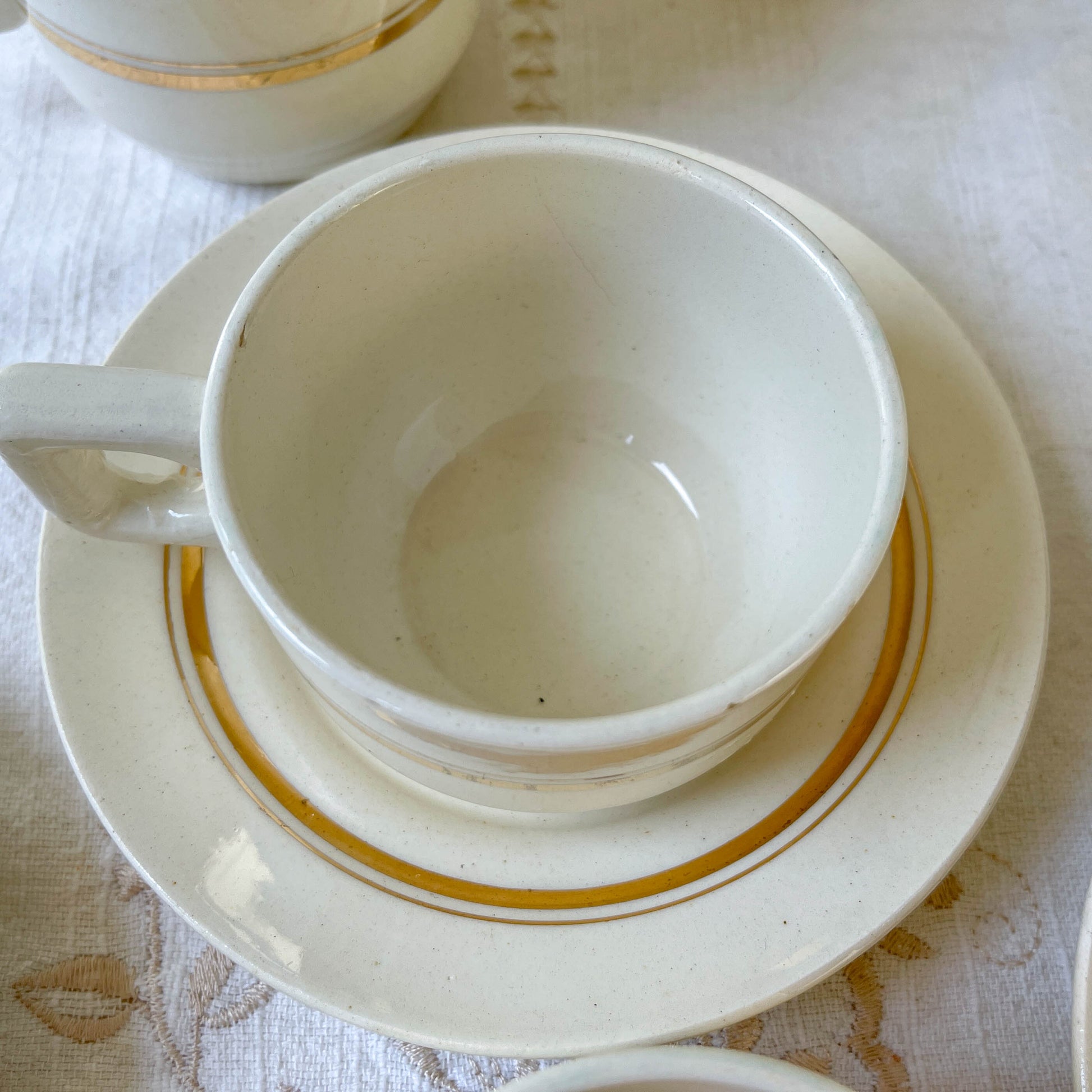 Service à café St Amand 10 personnes – Porcelaine vintage blanche et dorée