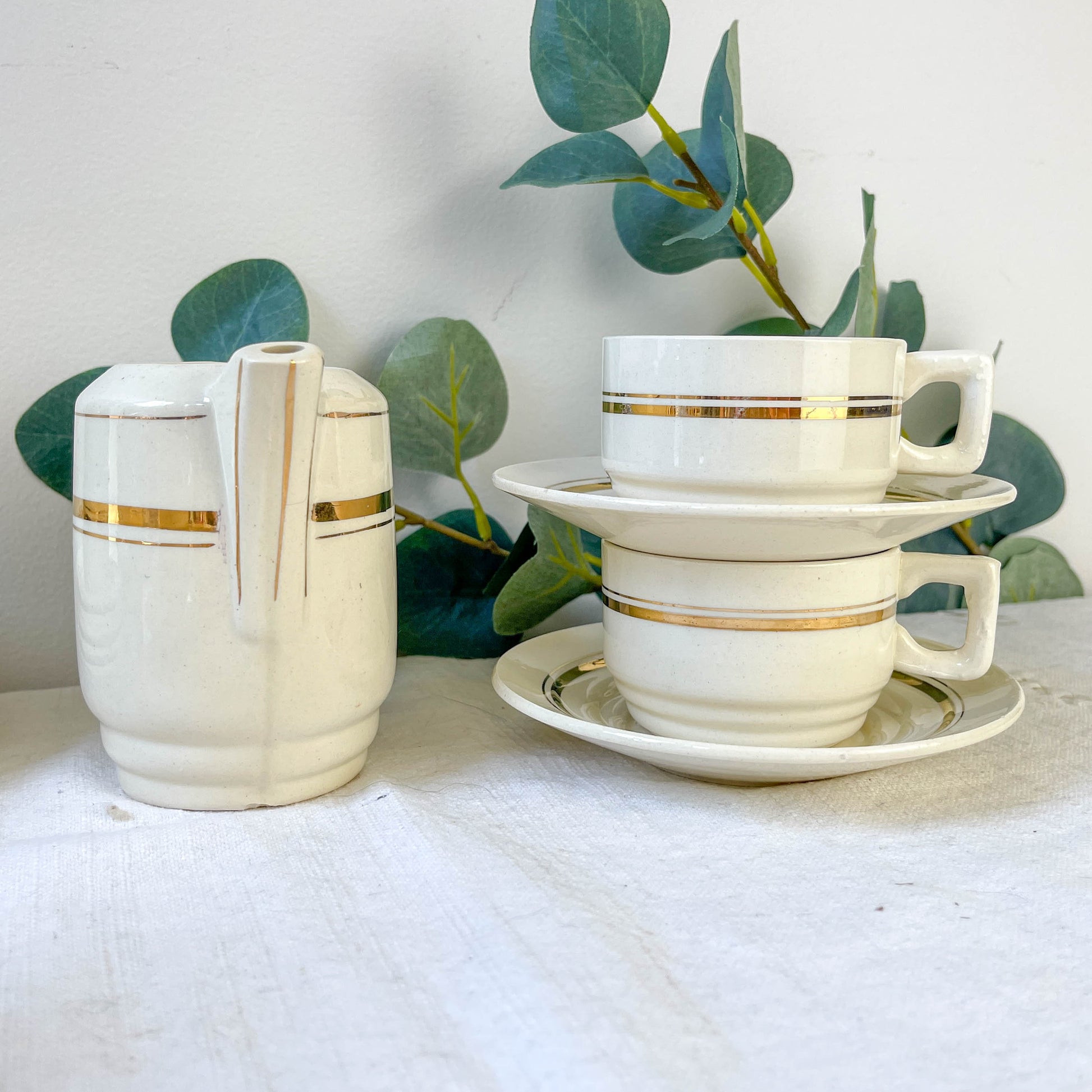 Service à café St Amand 10 personnes – Porcelaine vintage blanche et dorée