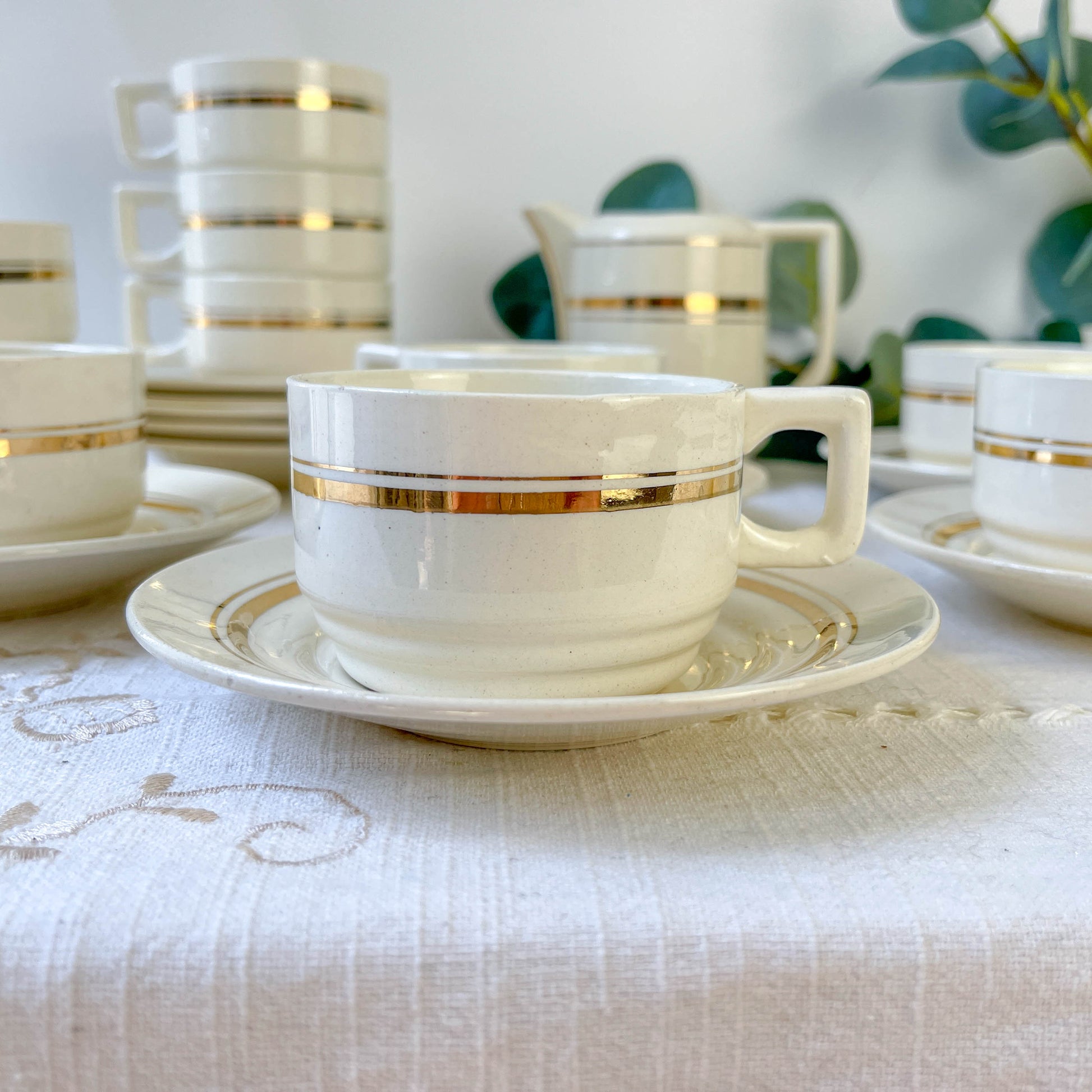 Service à café St Amand 10 personnes – Porcelaine vintage blanche et dorée