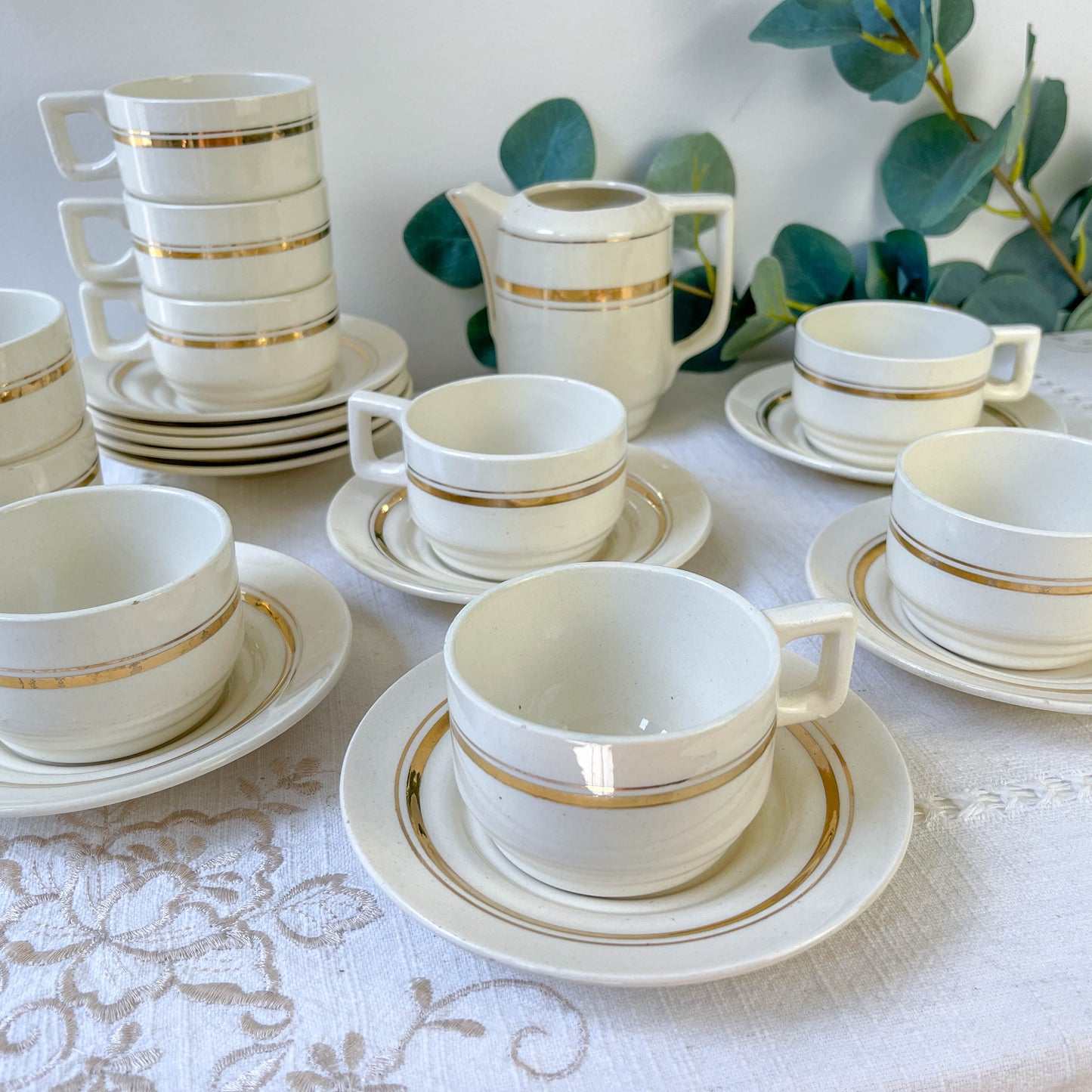 Service à café St Amand 10 personnes – Porcelaine vintage blanche et dorée
