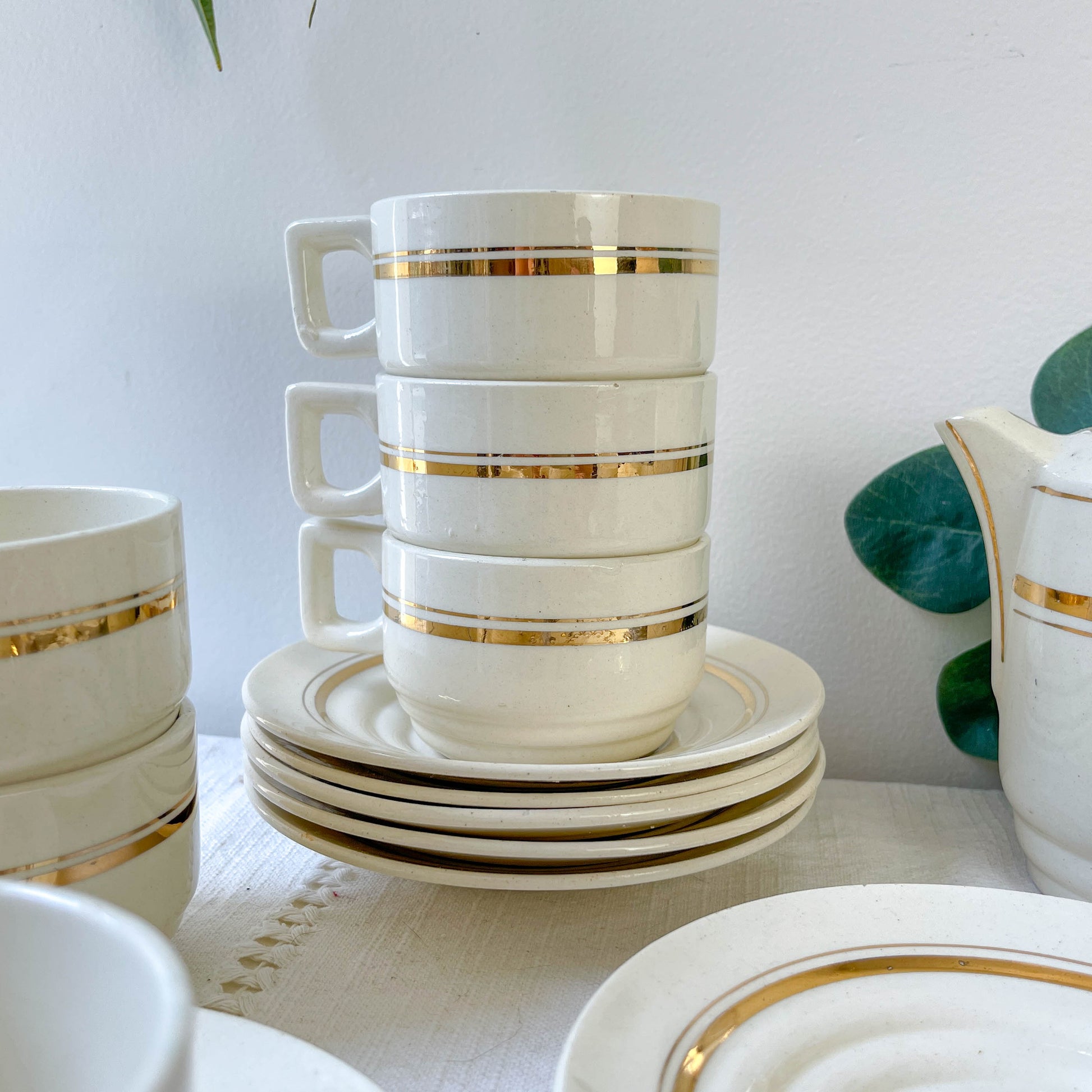 Service à café St Amand 10 personnes – Porcelaine vintage blanche et dorée