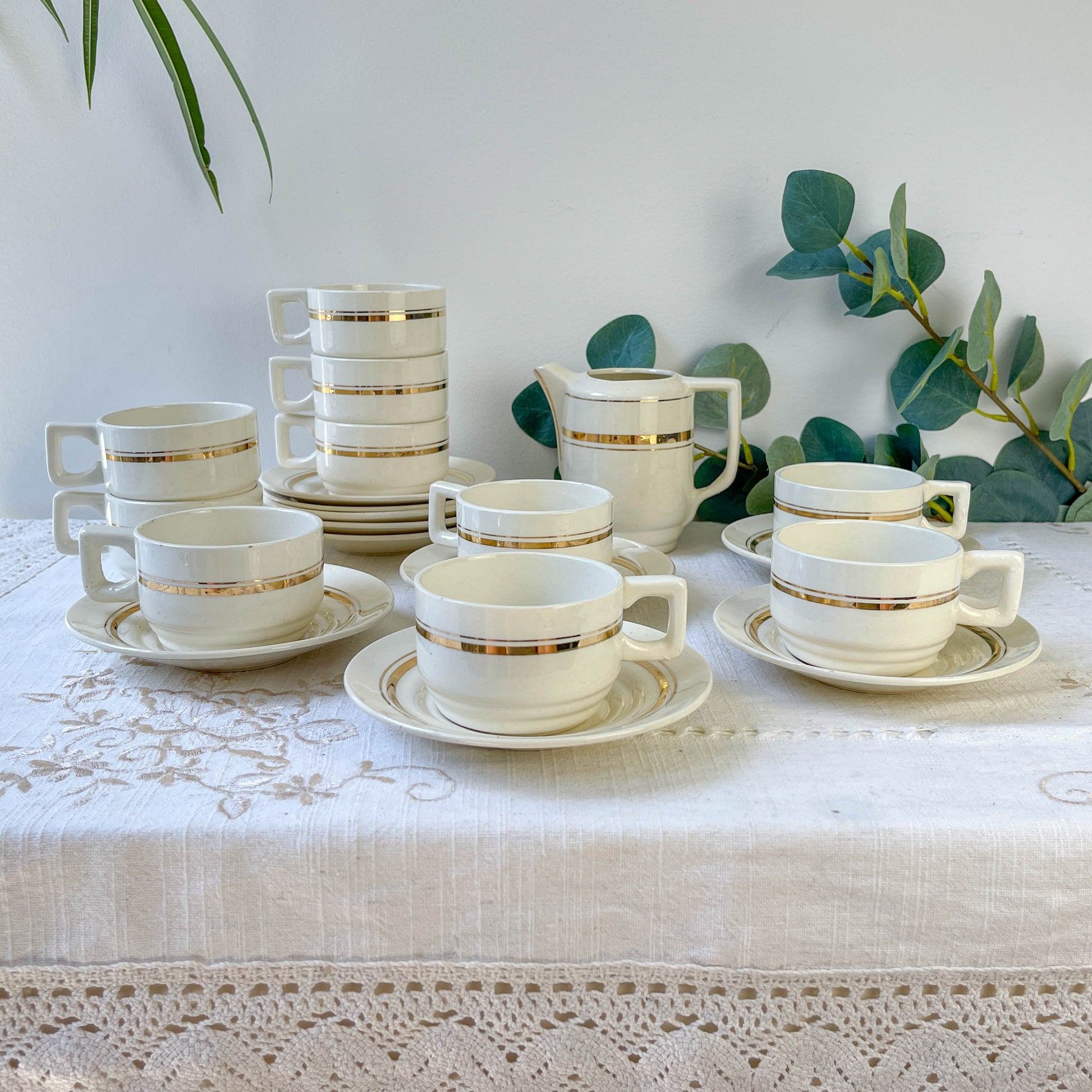 Service à café St Amand 10 personnes – Porcelaine vintage blanche et dorée
