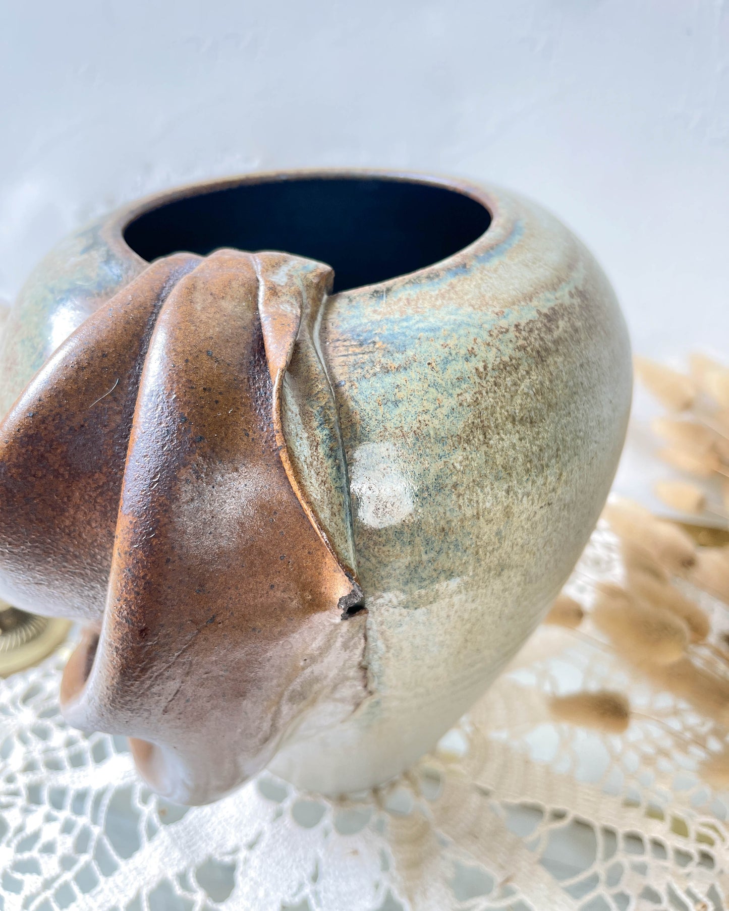Vase en grès vintage émaillé effet drapé