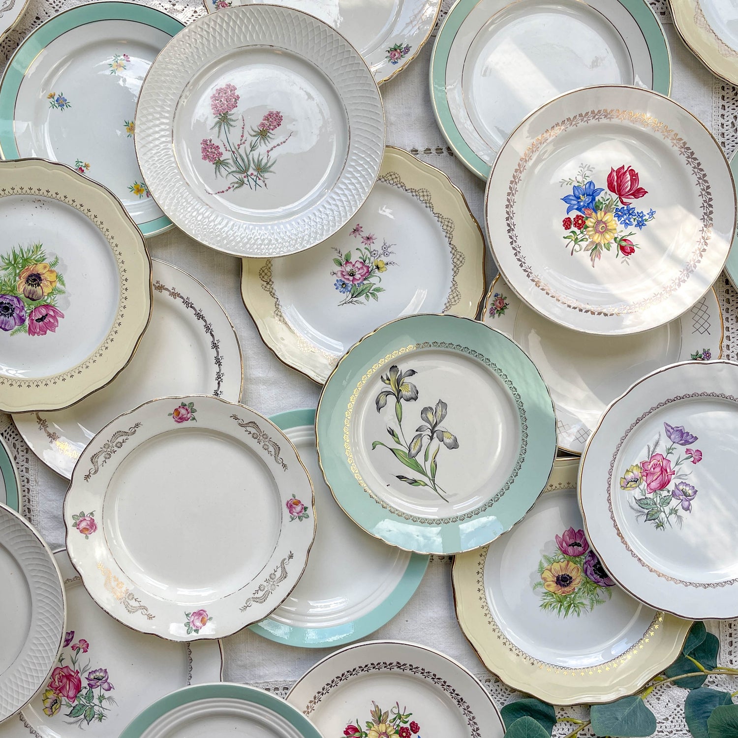 Assiette PLATE vintage en FAÏENCE Fleurie – vendue à l’UNITÉ – motif fleuri ou coloré – vaisselle rétro dépareillée
