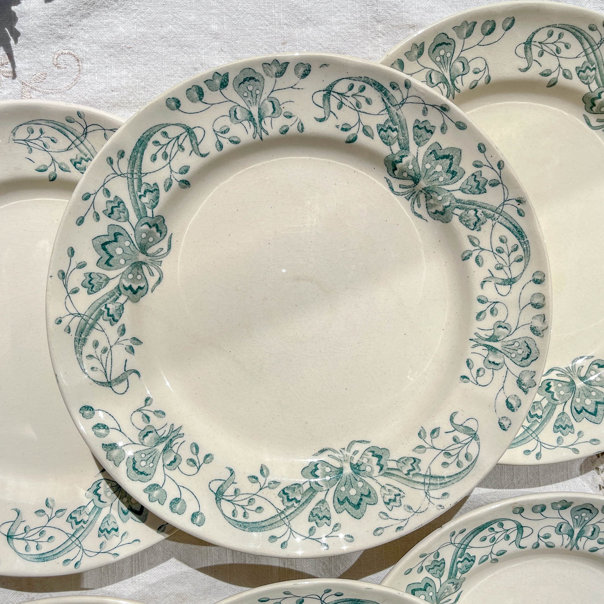Lot de 6 Assiettes Plates Anciennes Terre de Fer "Figuig" – Longchamp XIXe