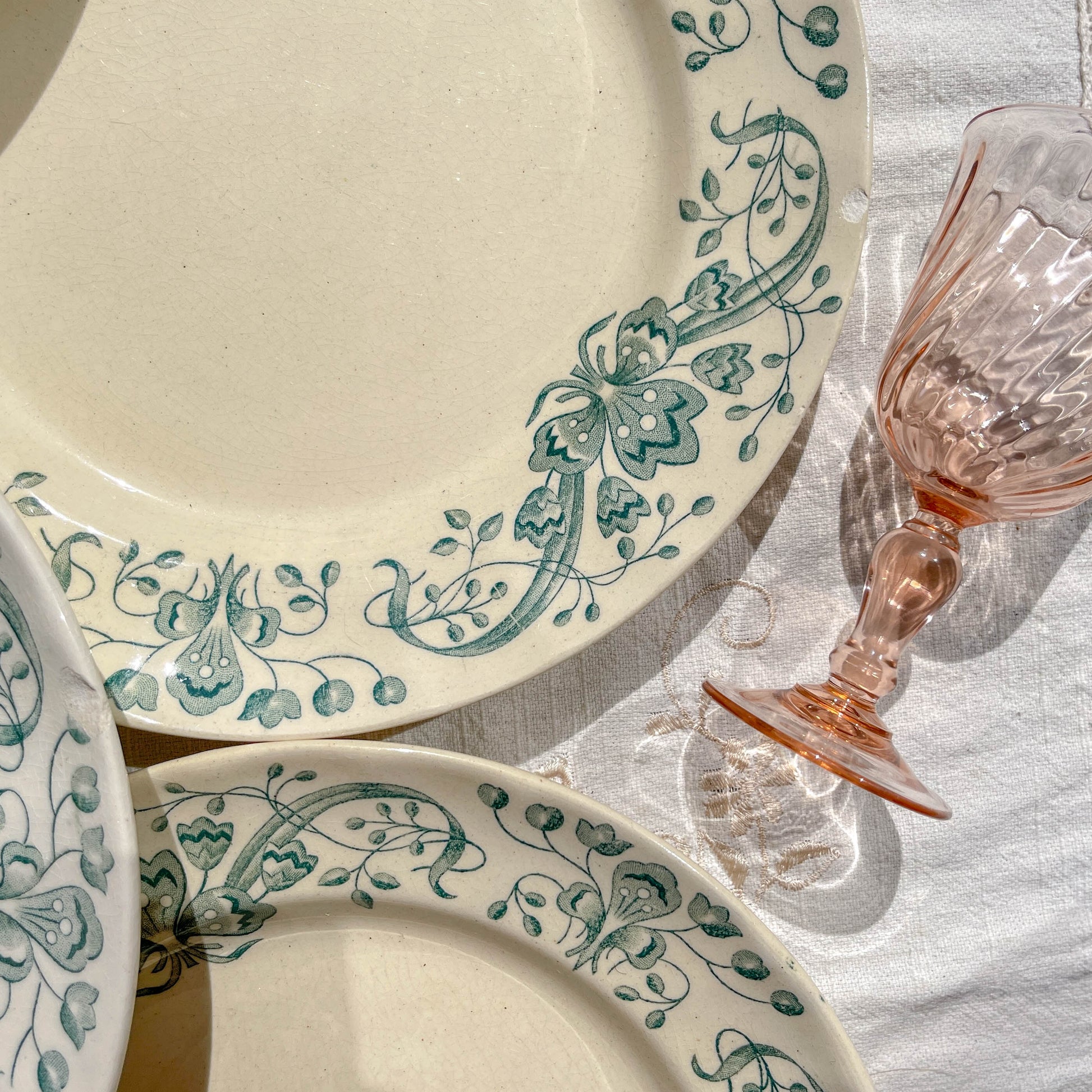 Lot de 8 Assiettes Plates Anciennes Terre de Fer "Figuig" – Longchamp XIXe