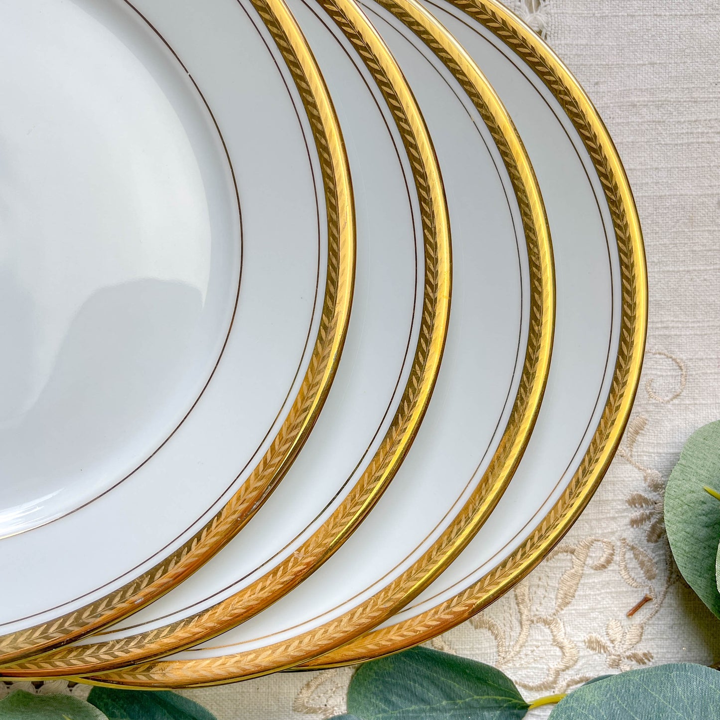6 Petites assiettes vintage en porcelaine de Limoges blanche dorées